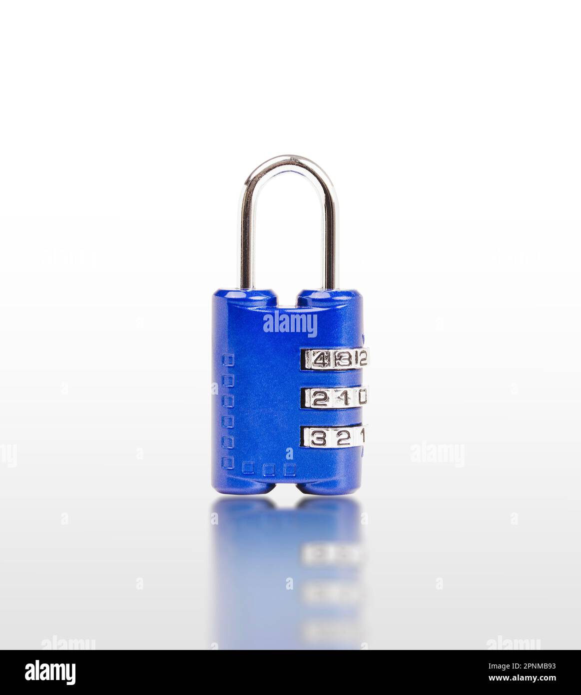 Lucchetto blu combinato isolato su sfondo bianco con riflesso incluso il percorso di ritaglio. Foto Stock