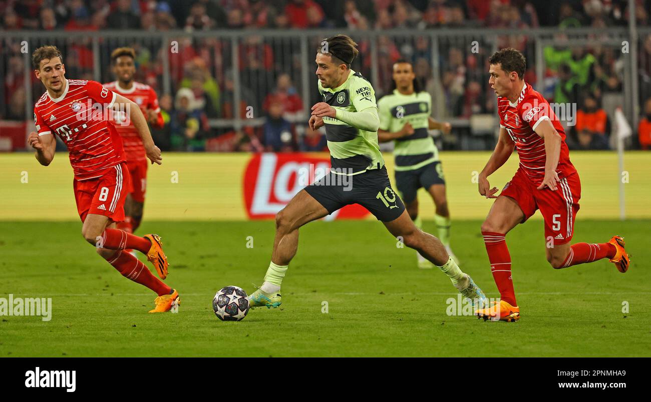 Monaco, Germania. 19th Apr, 2023. Jack Grealish (C) di Manchester City si scompone durante il quarto incontro di seconda tappa della UEFA Champions League tra il Bayern Monaco e Manchester City a Monaco, Germania, il 19 aprile 2023. Credit: Philippe Ruiz/Xinhua/Alamy Live News Foto Stock