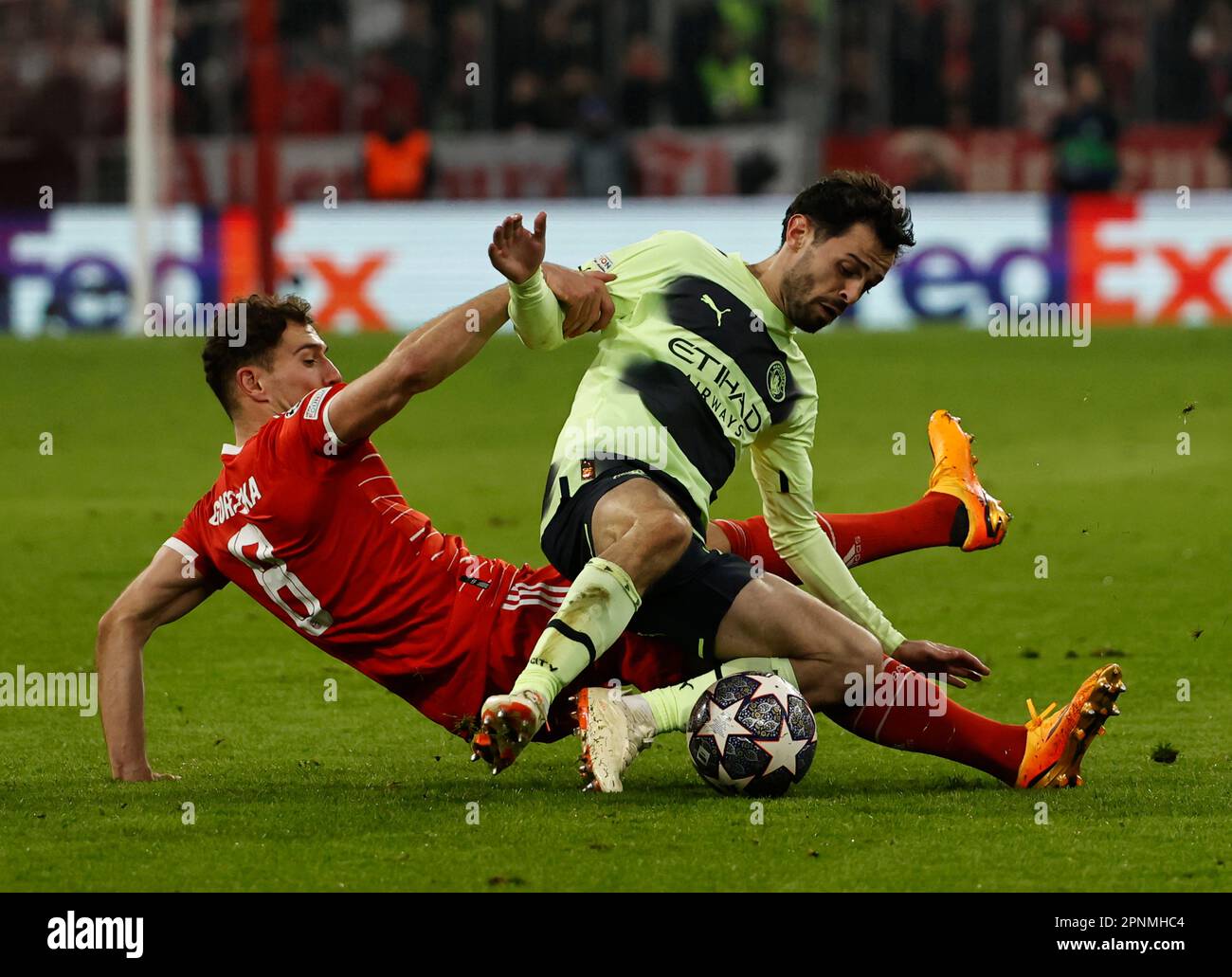 Monaco, Germania. 19th Apr, 2023. Bernardo Silva (R) di Manchester City vies con Leon Goretzka del Bayern Monaco durante la seconda tappa finale della UEFA Champions League tra il Bayern Monaco e Manchester City a Monaco di Baviera, Germania, il 19 aprile 2023. Credit: Philippe Ruiz/Xinhua/Alamy Live News Foto Stock