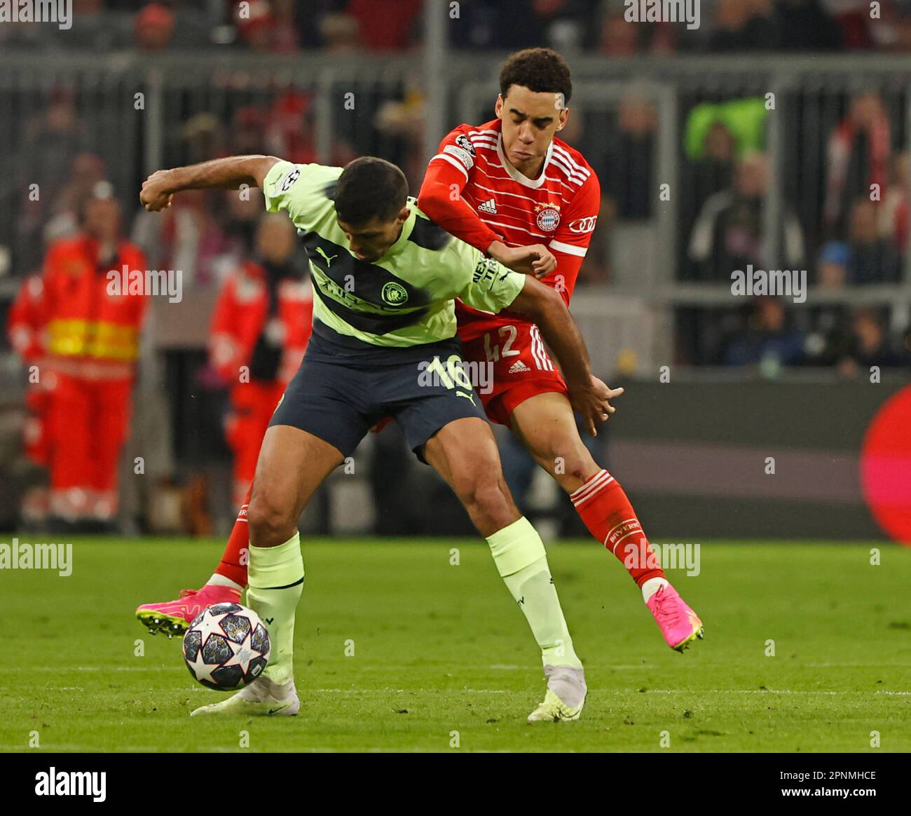 Monaco, Germania. 19th Apr, 2023. Rodri Hernandez (L) della città di Manchester vies con Jamal Musiala del Bayern Monaco durante la seconda tappa finale della UEFA Champions League tra Bayern Monaco e Manchester City a Monaco, Germania, il 19 aprile 2023. Credit: Philippe Ruiz/Xinhua/Alamy Live News Foto Stock