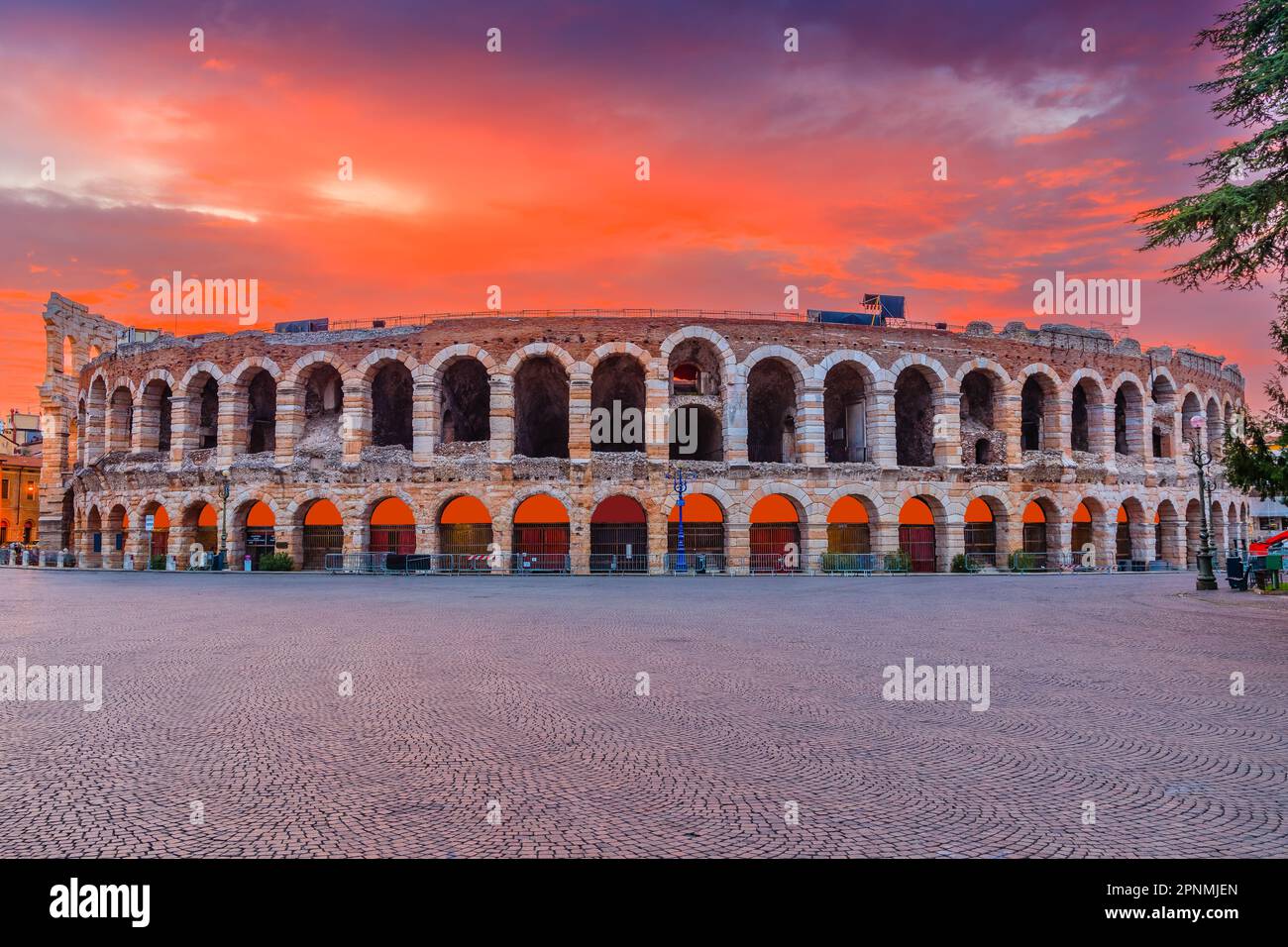 Verona, Italia. L'Arena di Verona, anfiteatro romano in Piazza Bra all'alba. Foto Stock