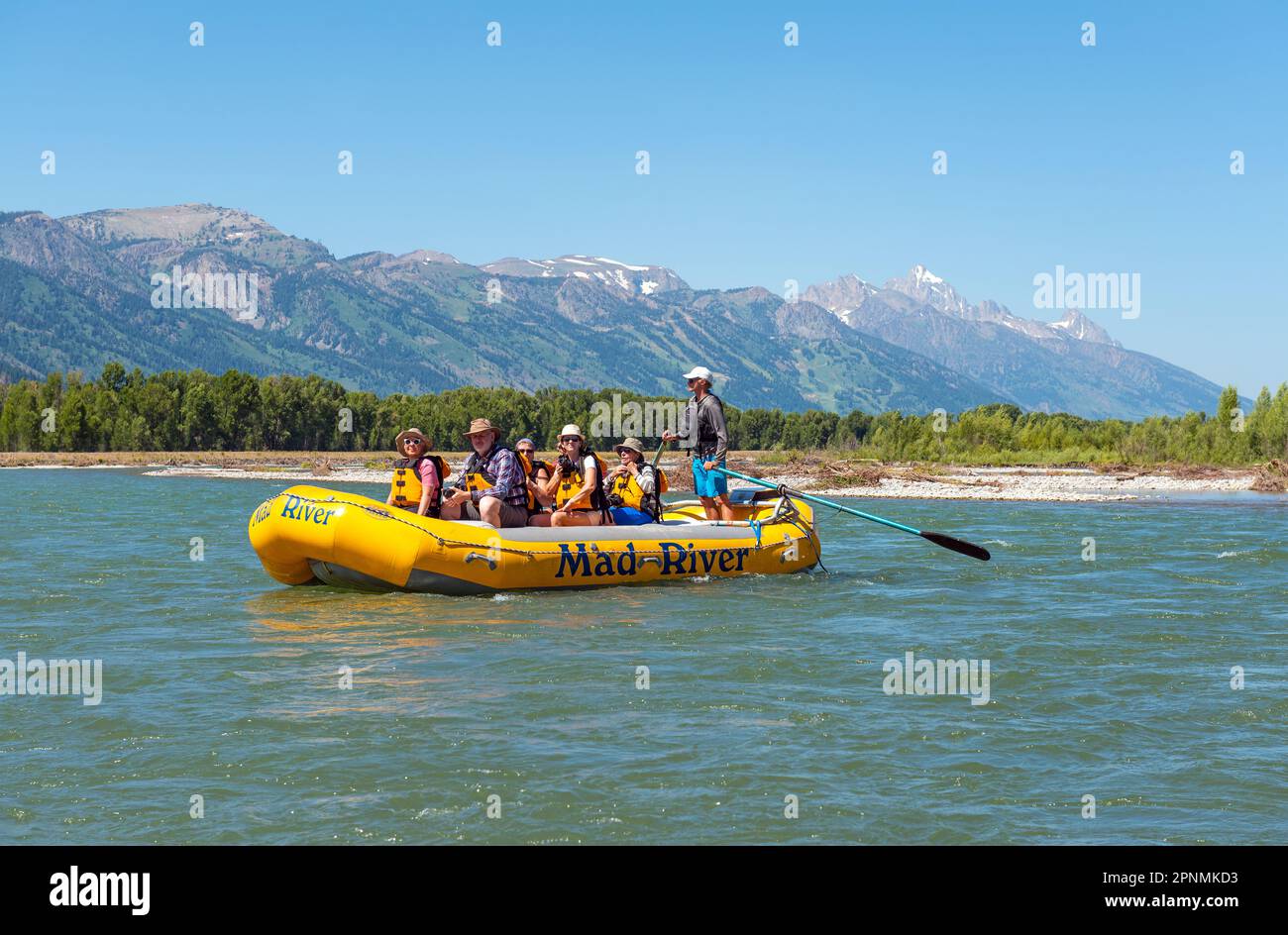 Turisti in barca rigida gonfiabile sul fiume Snake rafting panoramico con la catena montuosa Grand Teton, Wyoming, USA. Foto Stock