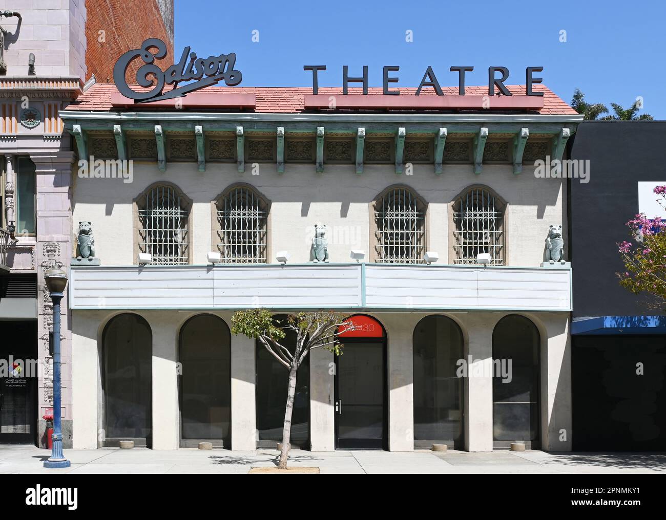 LONG BEACH, CALIFORNIA - 19 aprile 2023: The Edison Theater Marquee. Originariamente sede della California Repertory Company, il programma di laurea della CSULB in Teatro Foto Stock