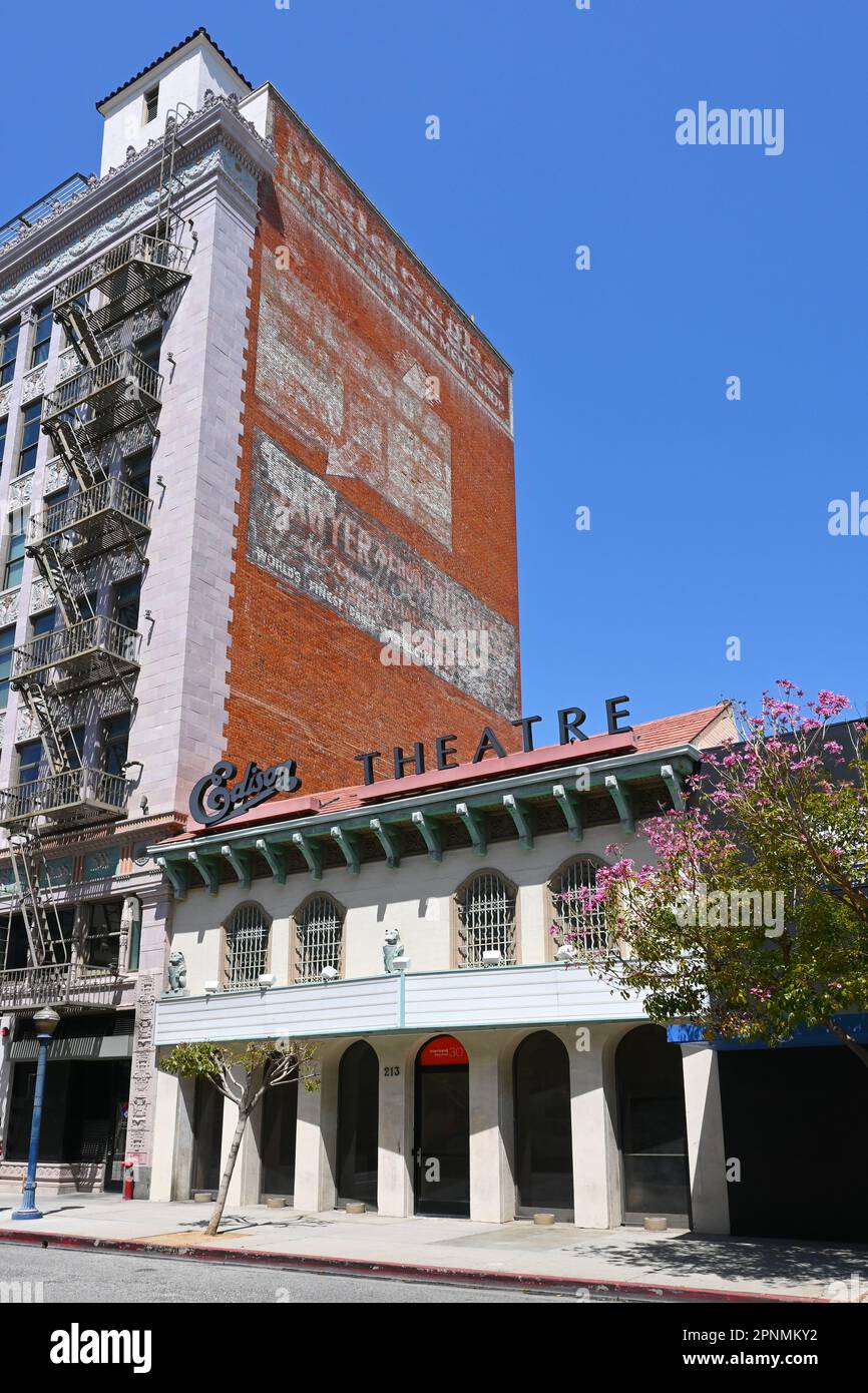 LONG BEACH, CALIFORNIA - 19 aprile 2023: The Edison Theater Marquee. Originariamente sede della California Repertory Company, il programma di laurea della CSULB in Teatro Foto Stock