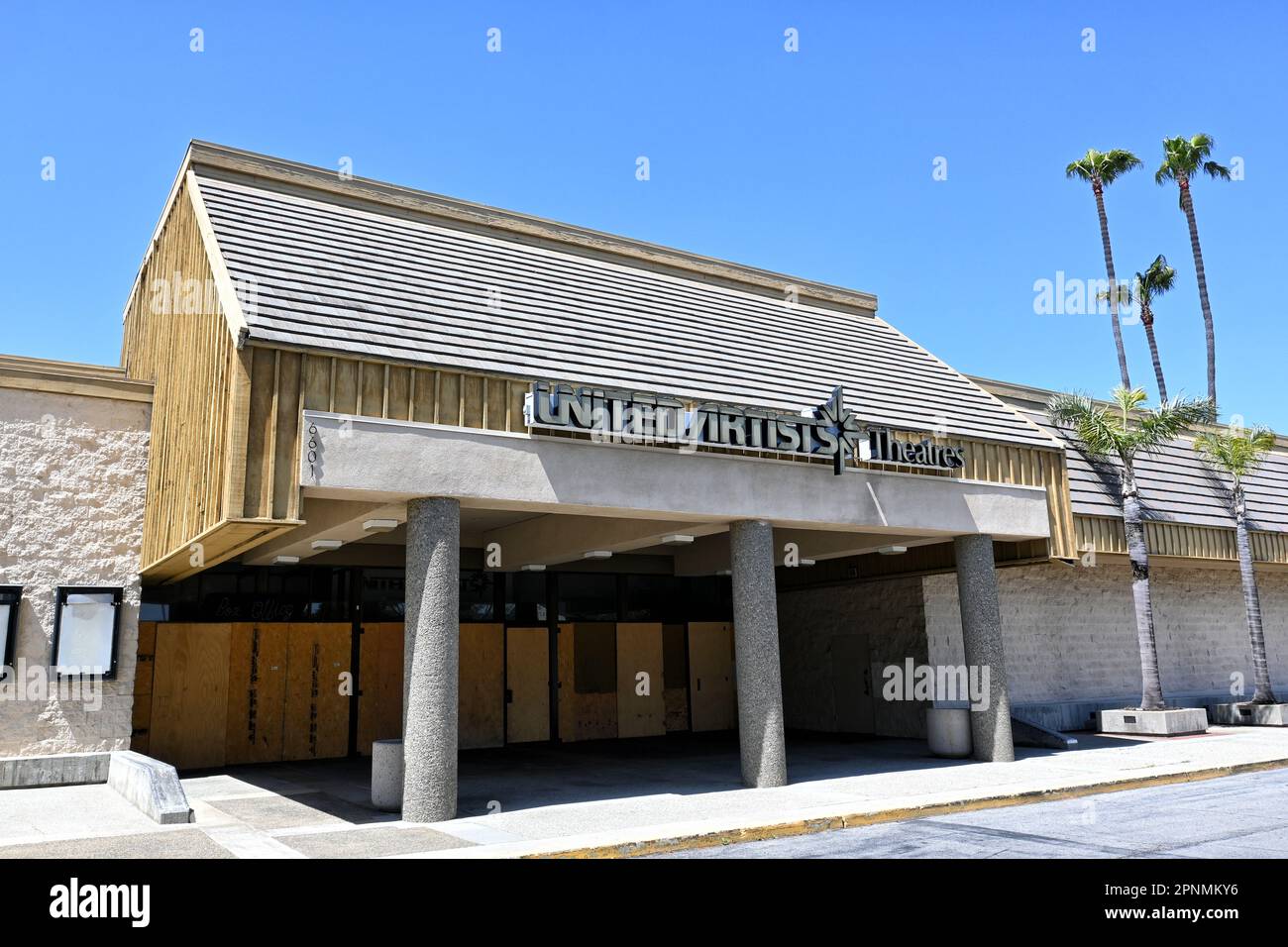 LONG BEACH, CALIFORNIA - 19 Apr 2023: Un Teatro degli artisti Uniti chiuso nella piazza del mercato sulla Pacific Coast Highway. Foto Stock