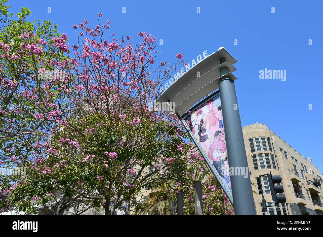 LONG BEACH, CALIFORNIA - 19 Apr 2023: Un cartello che indica la Promenade, una strada pedonale lunga sei isolati nel cuore del centro. Foto Stock