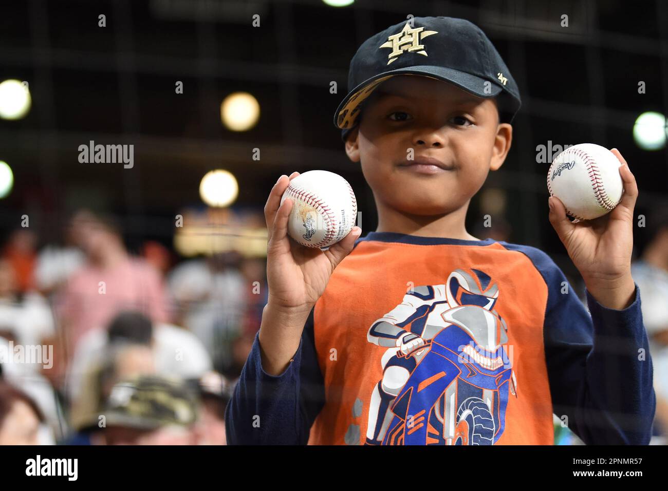 Un giovane fan di Houston Astros mostra i suoi due palloni da basetta dati a lui da Houston Astros primo baseman Jose Abreu (79) durante il gioco MLB tra il Toron Foto Stock