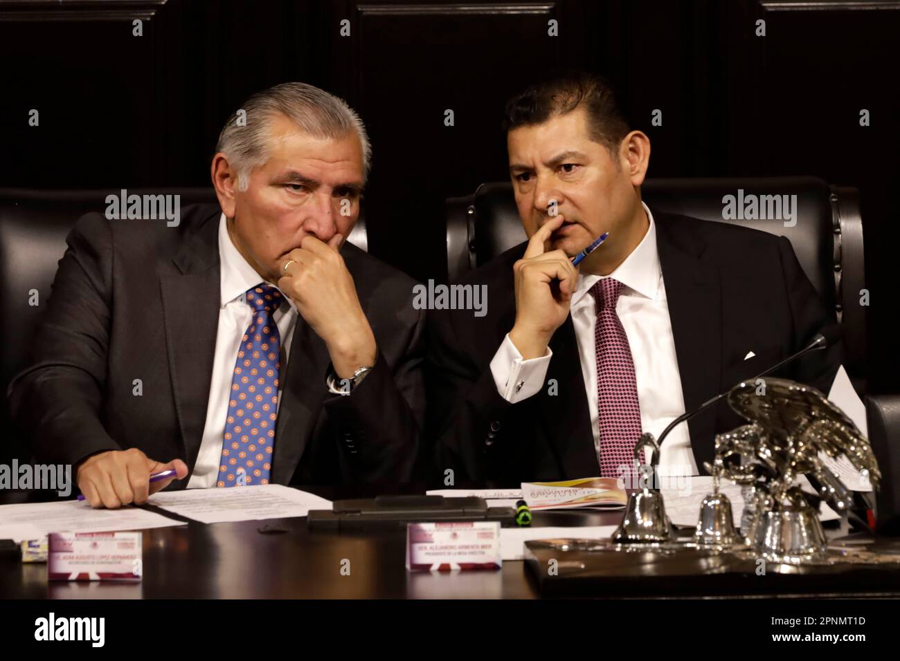Non esclusiva: 19 aprile 2023, Città del Messico, Messico: Il Presidente del Senato, Alejandro Armenta e il Segretario dell'interno, Adan Augusto Lop Foto Stock