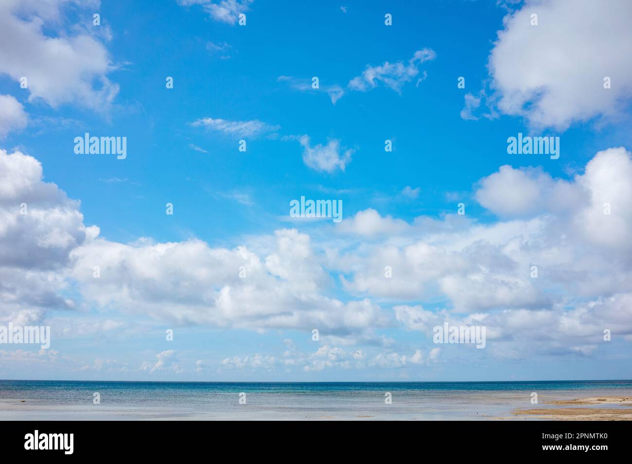 Cielo blu come sfondo con belle nuvole bianche. Texture di un cielo per compositori. Foto Stock