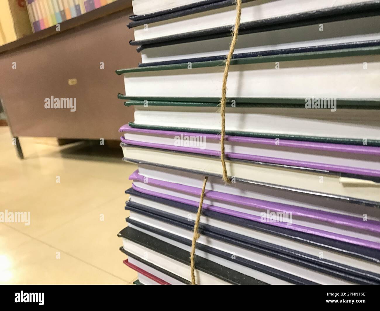 Pila di vecchi libri con fondo in corda Foto Stock