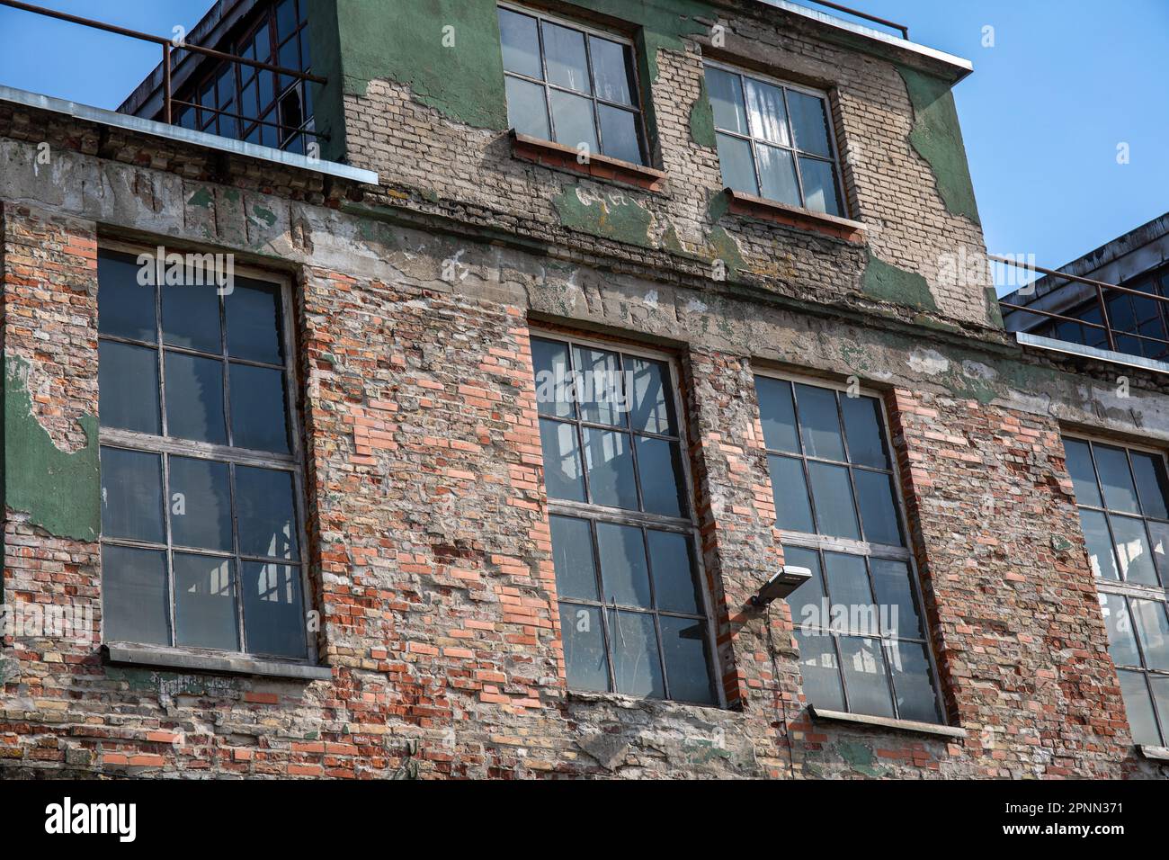 Vecchio edificio industriale fatiscente nel quartiere Telliskivi di Tallinn, Estonia Foto Stock