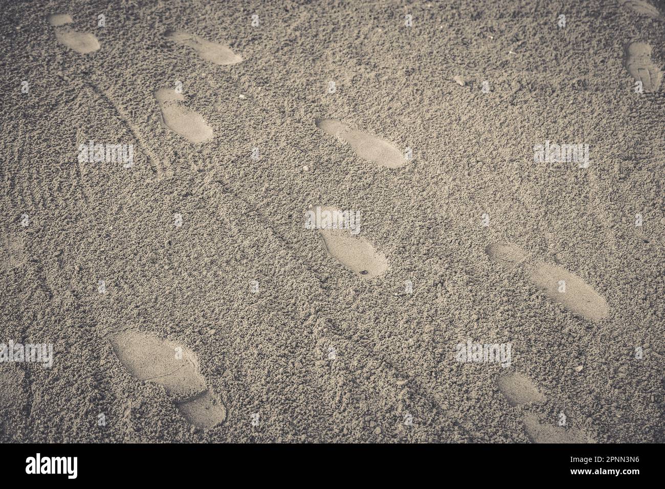Footprint su sfondo spiaggia di sabbia Foto Stock