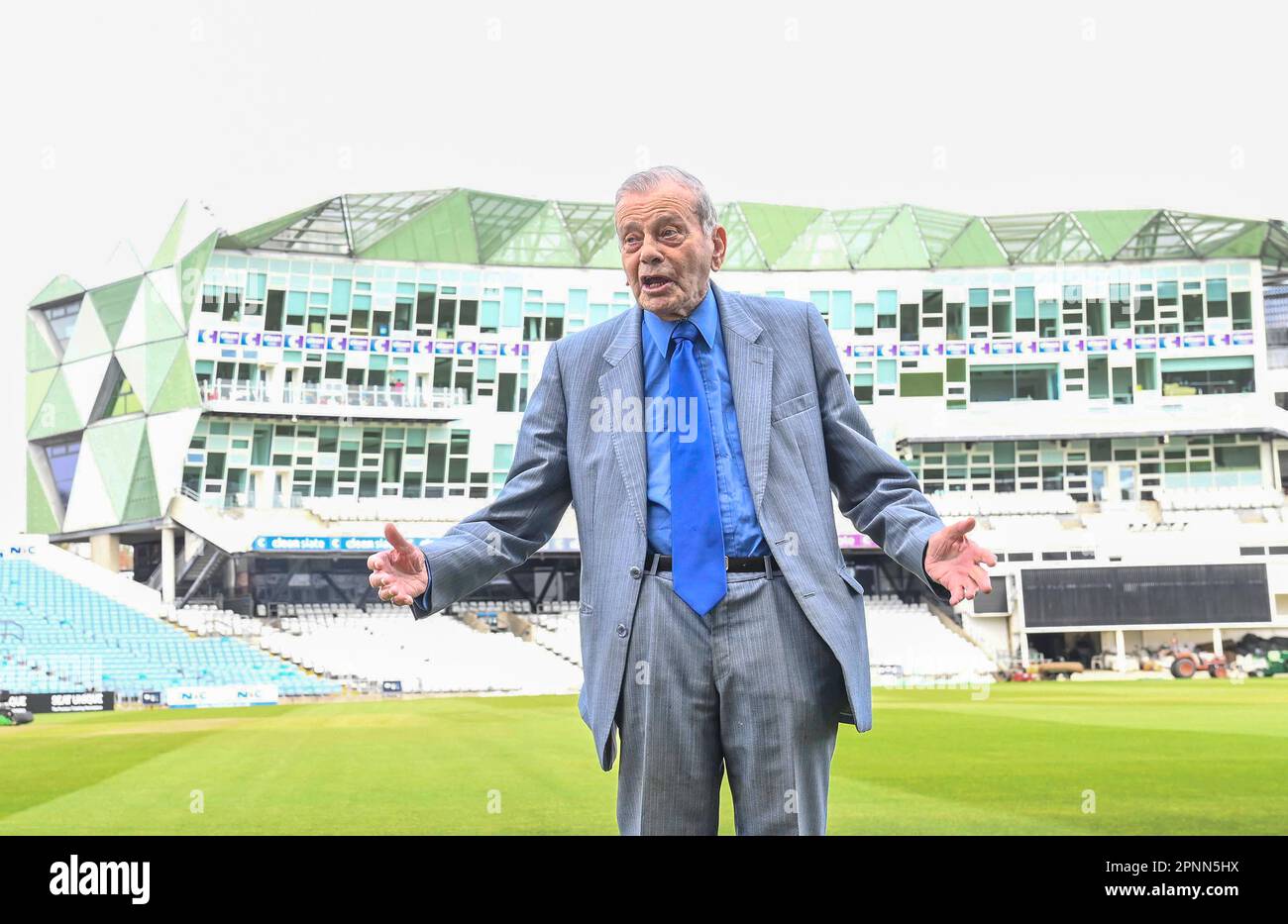 Foto di Simon Wilkinson/SWpix.com - 19/04/2023 - Cricket - il 90th° compleanno di Harold “ Dickie “ Bird Today ( Weds ) celebrato con gli amici alla Howard Suite dello Yorkshire County Cricket Club - Dickie Bird nella foto di Headingley Foto Stock