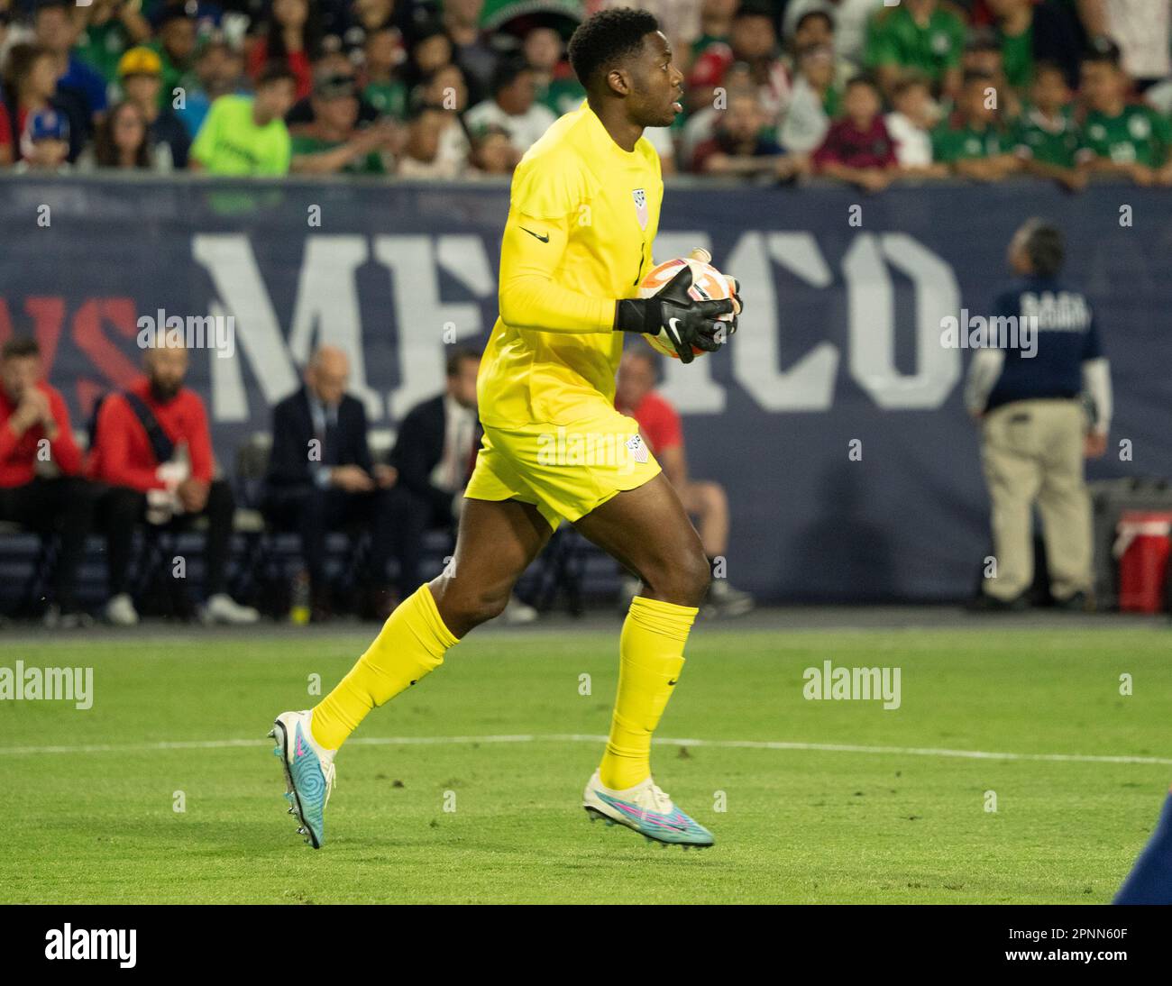 Phoenix, Stati Uniti. 19th Apr, 2023. Phoenix, Arizona, 19th 2023 aprile: Sean Johnson (#1 USMNT) in azione durante la partita internazionale di calcio amichevole tra Messico e Stati Uniti allo state Farm Stadium di Phoenix, Arizona. (Edwin Rodriguez/SPP) Credit: SPP Sport Press Photo. /Alamy Live News Foto Stock