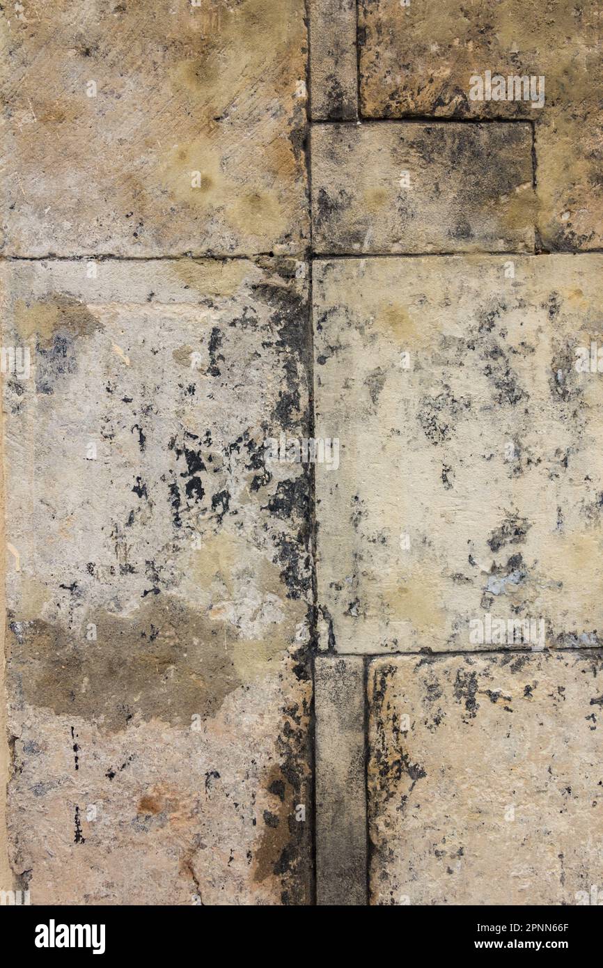 Frammento di un muro di pietra di un vecchio edificio. L'intonaco ha subito un invecchiamento naturale. Sfondo per il testo Foto Stock