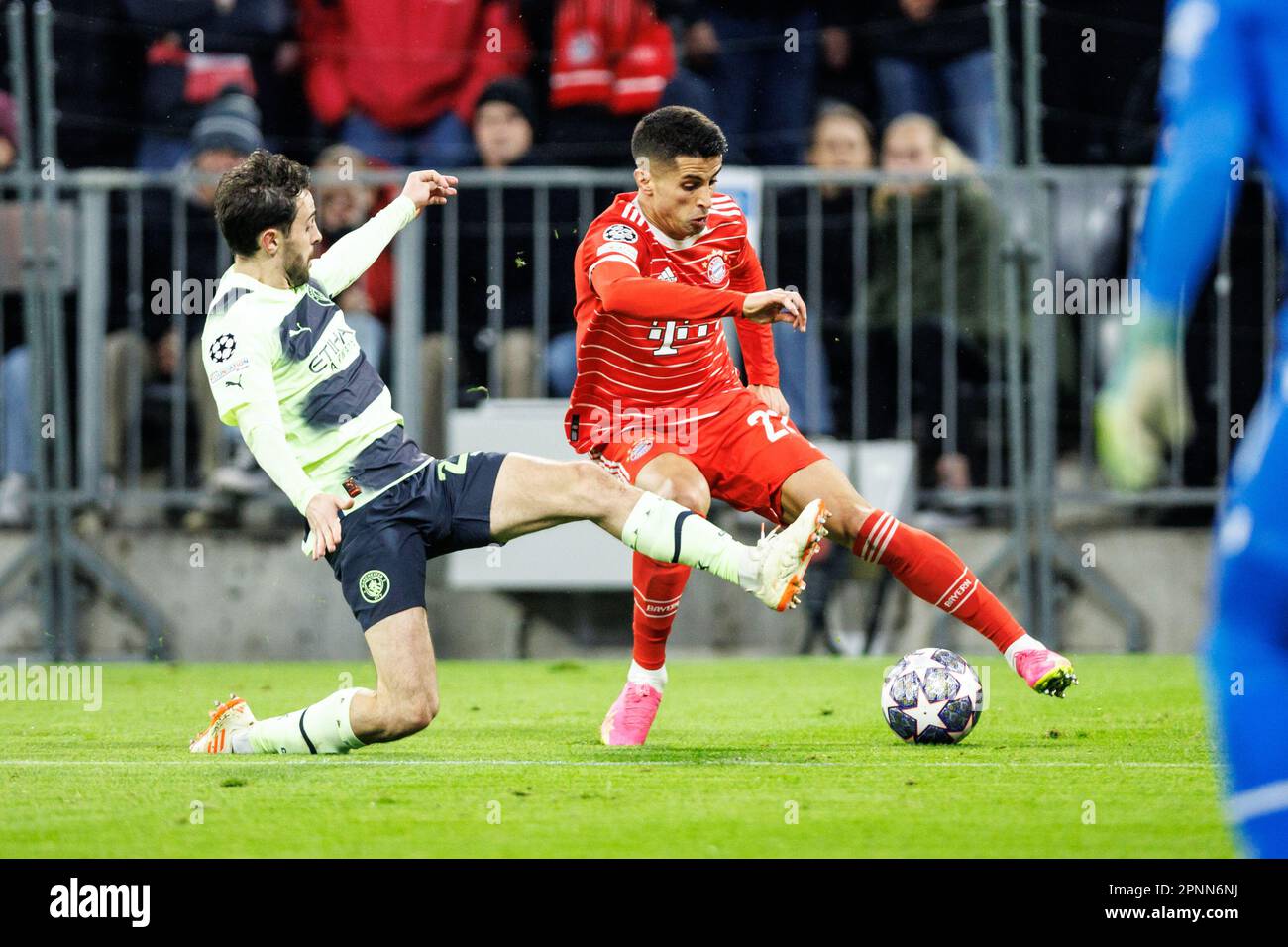 Monaco, Germania. 19th Apr, 2023. Calcio: Champions League, Bayern Munich - Manchester City, turno di knockout, quarti di finale, seconde gambe. Bernardo Silva (l) di Manchester City e Joao Cancelo del FC Bayern München in un duello per la palla. Credit: Matthias Balk/dpa/Alamy Live News Foto Stock