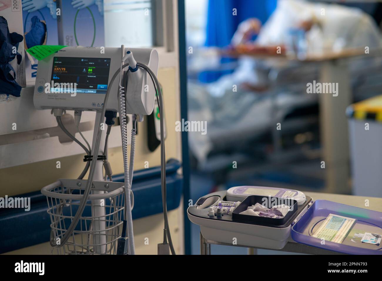 Foto del file datata 18/01/2023 di una vista generale delle apparecchiature mediche in un reparto ospedaliero dell'NHS presso l'Ealing Hospital di Londra. Un ospedale è stato dotato di un'azione esecutiva dopo che i servizi per i suoi bambini sono stati giudicato inadeguati dagli ispettori sanitari, che hanno trovato corridoi pieni di bambini e adulti in attesa di essere visti. Data di emissione: Giovedì 20 aprile 2023. Foto Stock