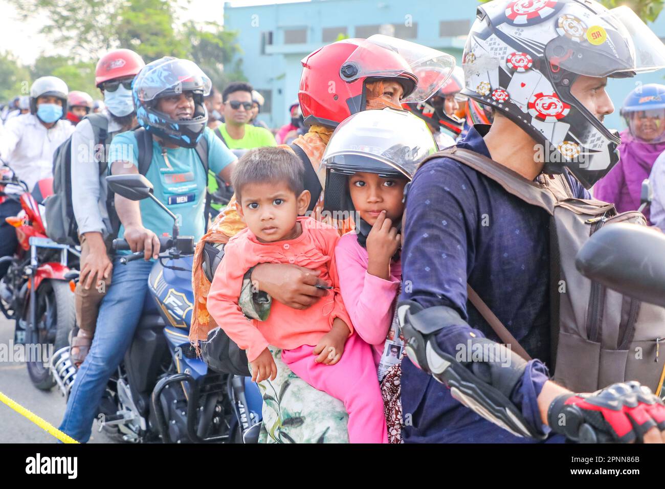 Dhaka, Bangladesh. 20th Apr, 2023. Persone in coda per le motociclette a pagare il pedaggio per il Padma Multipurpose Bridge sul fiume Padma, che collega le aree meridionali del paese con la capitale Dhaka, a Munshiganj, Bangladesh il 20 aprile 2023. Persone stanno andando a casa quartiere dalla capitale Dhaka per celebrare Eid-UL-Fitr con la loro famiglia. (Credit Image: © Kazi Salahuddin via ZUMA Press Wire) SOLO PER USO EDITORIALE! Non per USO commerciale! Foto Stock