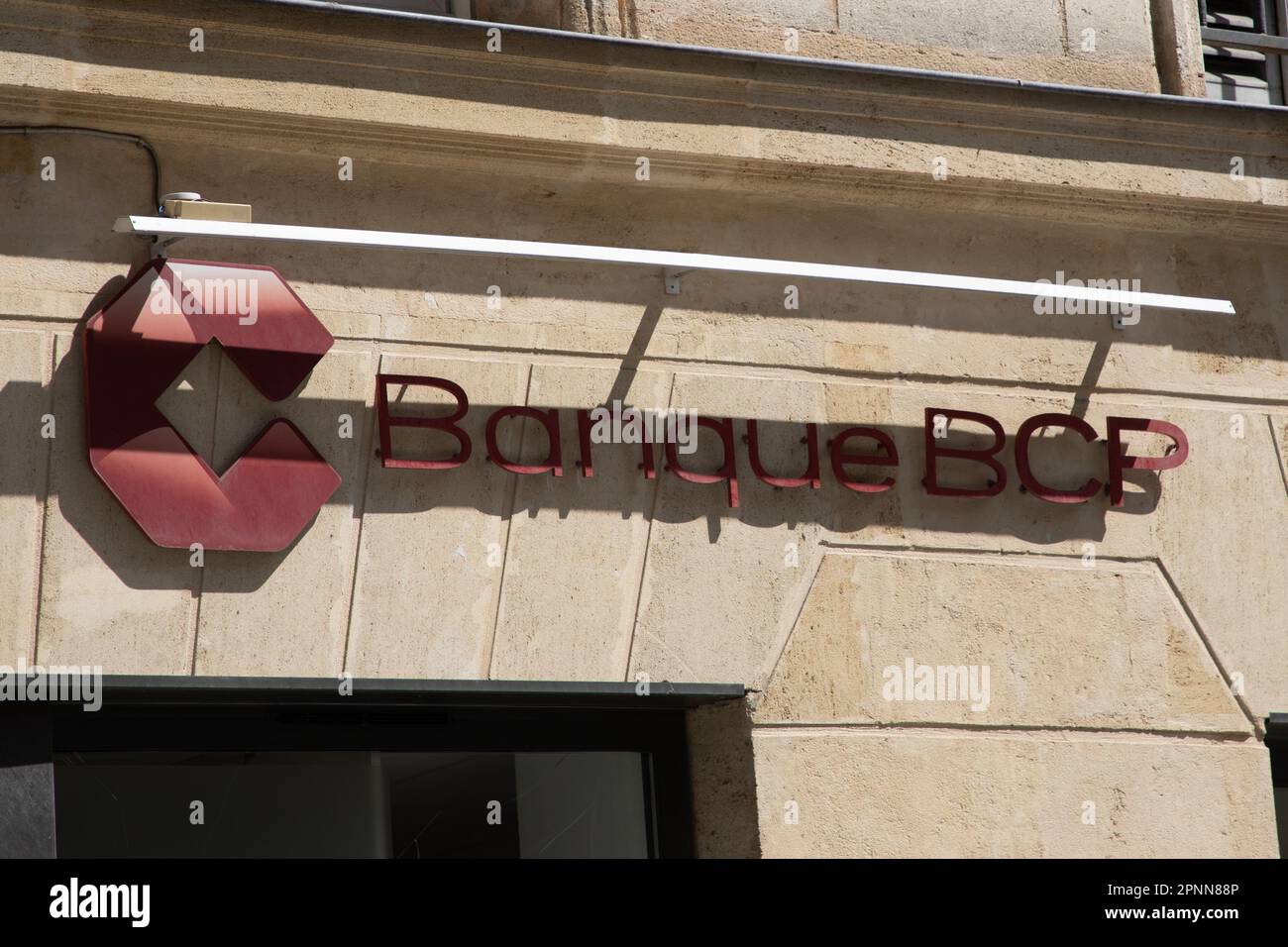 Bordeaux , Aquitaine France - 04 17 2023 : BCP Banque de Commerce et de placements segno di testo e logo marchio facciata portoghese banca Foto Stock