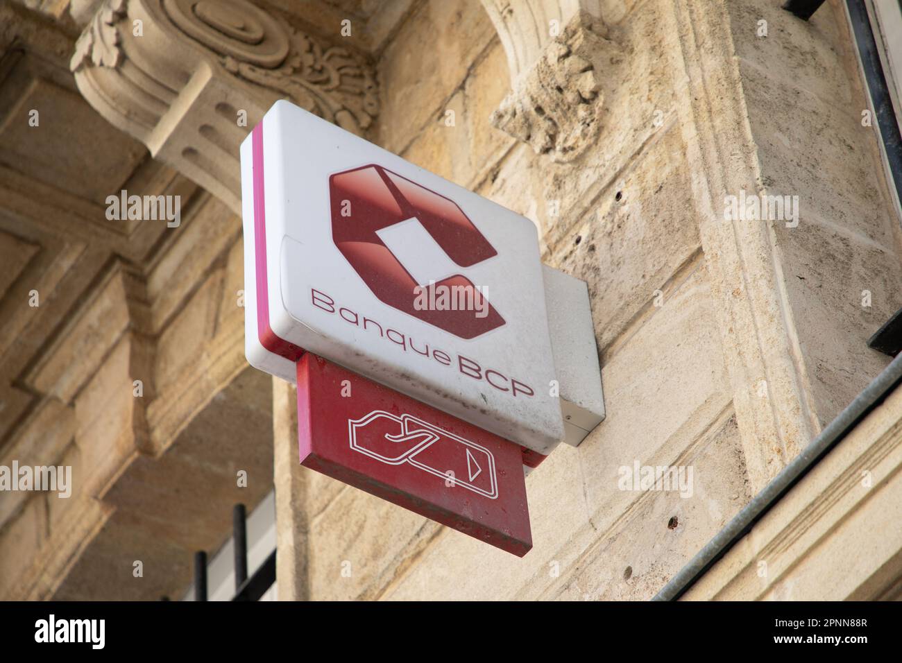 Bordeaux , Aquitaine France - 04 17 2023 : BCP Banque de Commerce et de placements segno di testo e logo marchio banca francese e portoghese atm facciata off Foto Stock