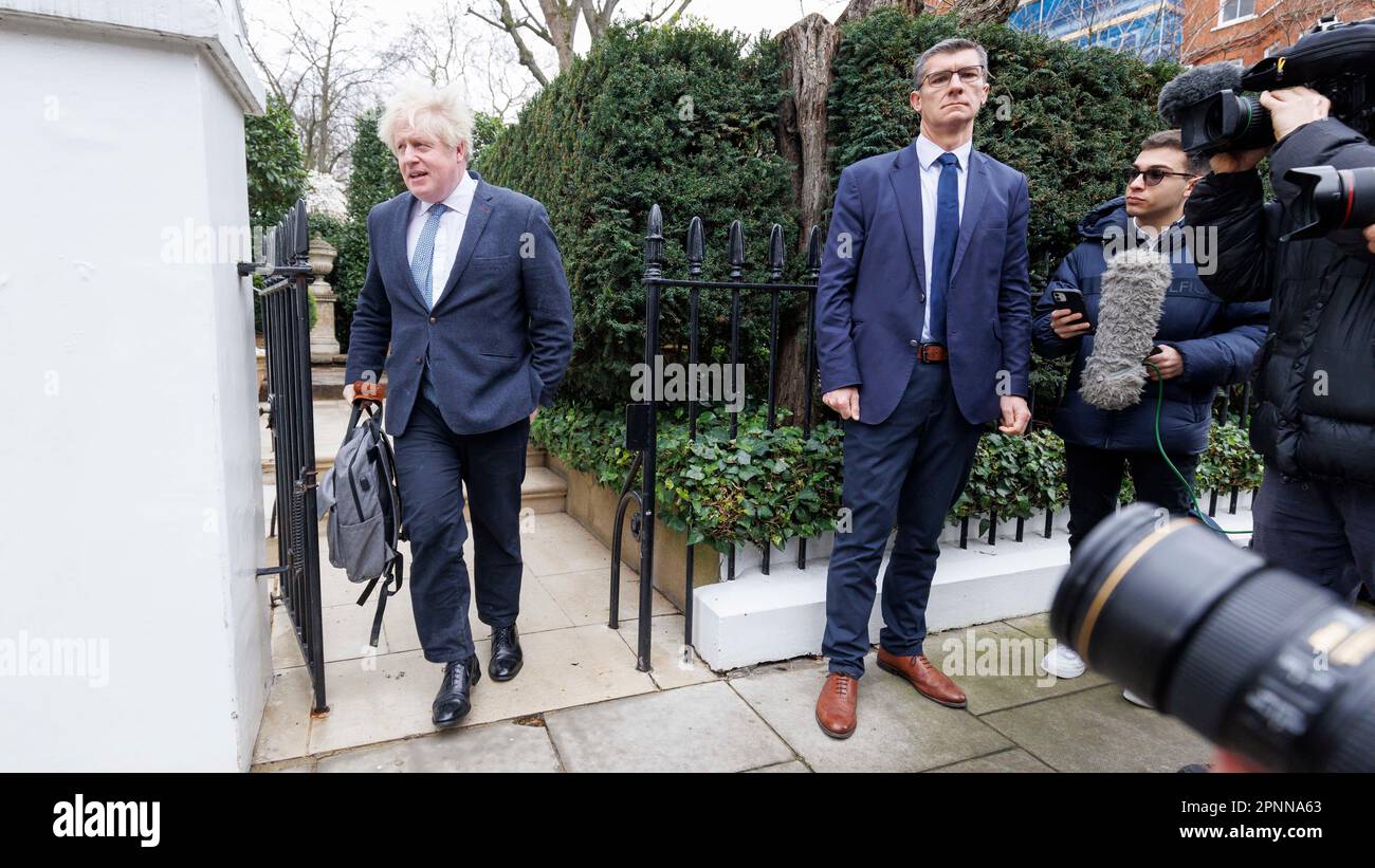 L’ex primo ministro britannico Boris Johnson lascia la sua casa a Londra questa mattina. Ha esortato il comitato dei privilegi a pubblicare le prove dei suoi avvocati Foto Stock