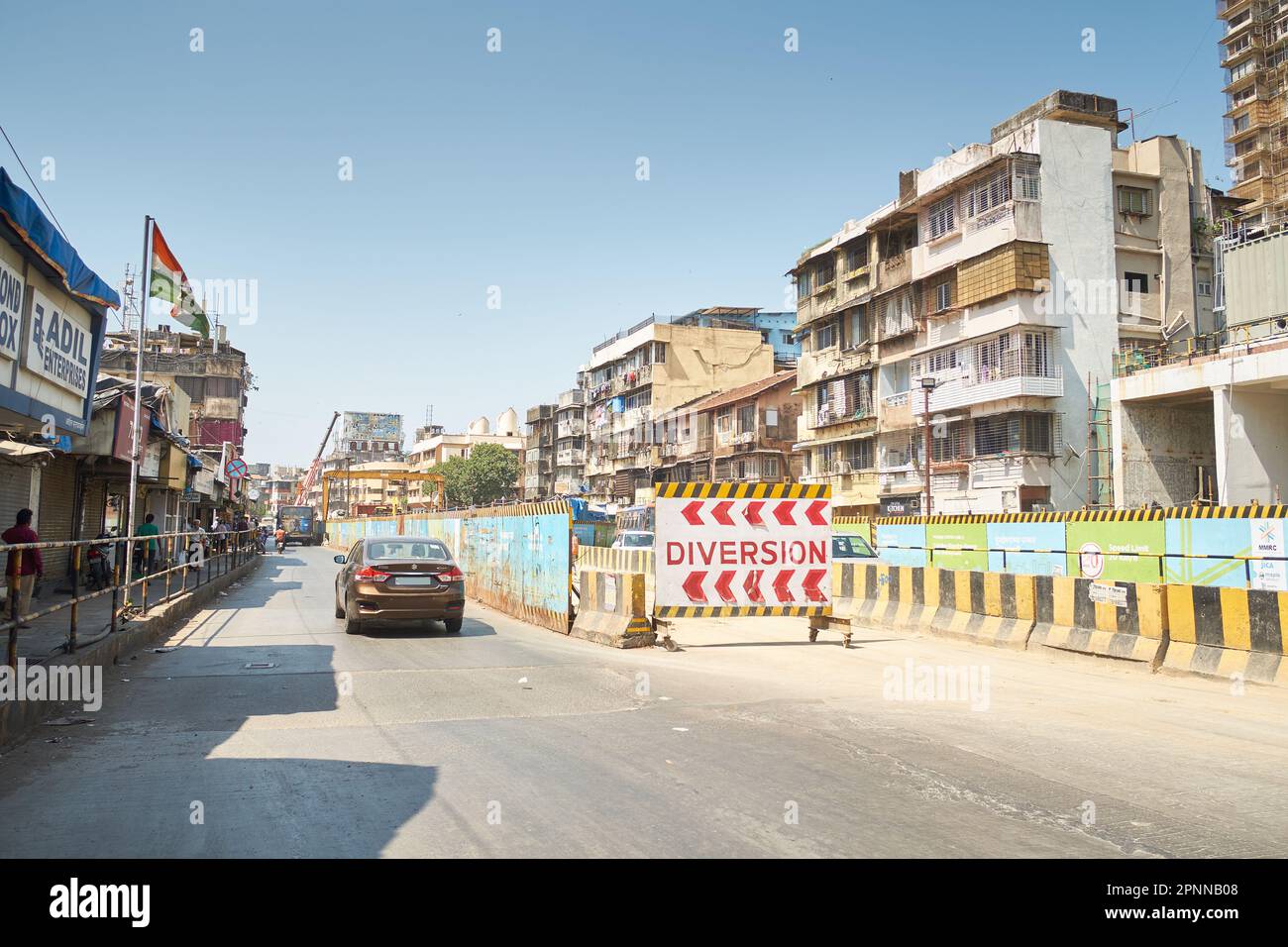 Costruzione per il progetto Mumbai Metro nella zona di Mahim. Si noti la mancanza di alberi sui lati della strada. Foto Stock