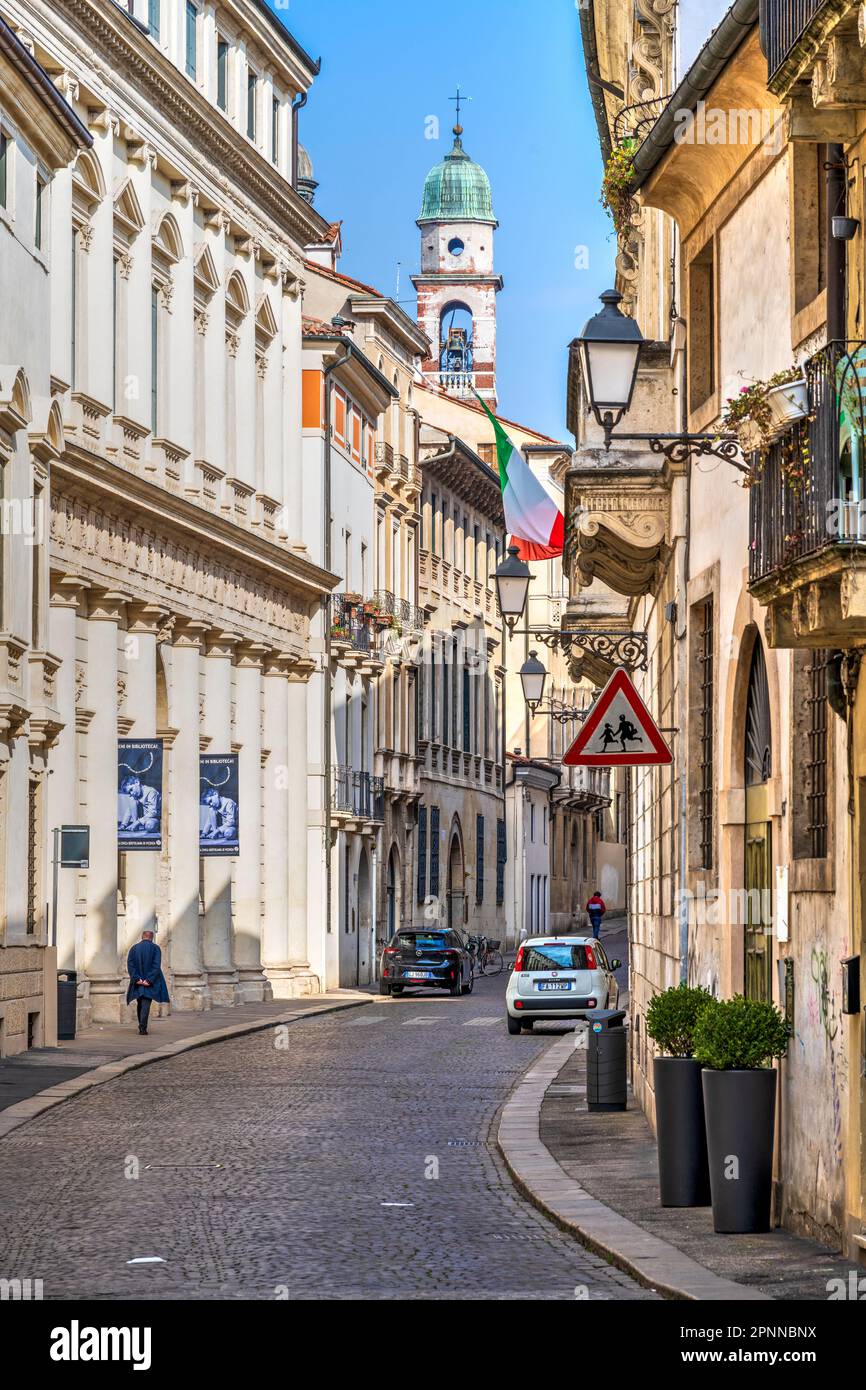 Strada panoramica nel centro storico, Vicenza, Veneto, Italia Foto Stock