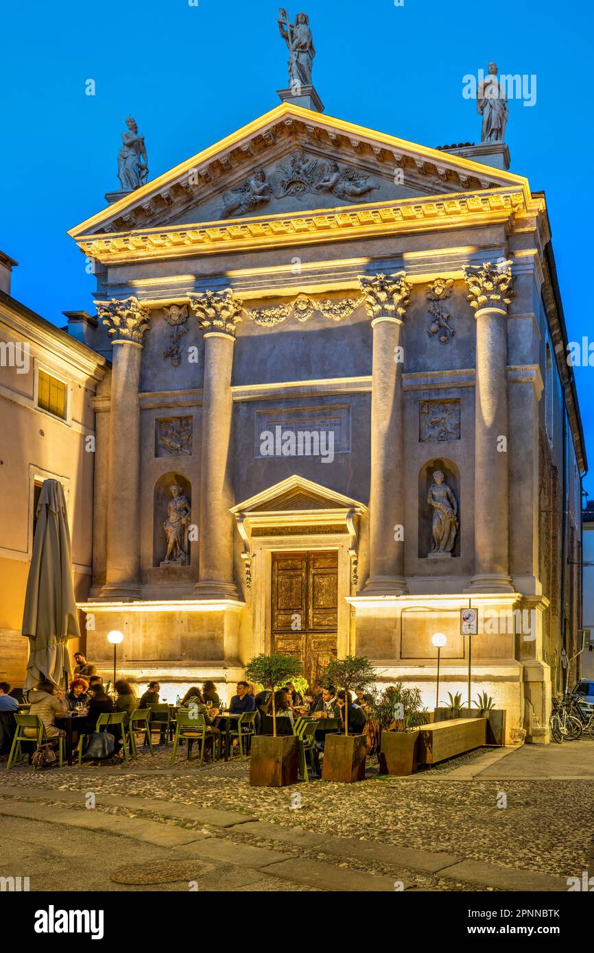 Vista notturna di un caffè all'aperto di fronte all'ex chiesa dei Santi Faustino e Giovita, Vicenza, Veneto, Italia Foto Stock