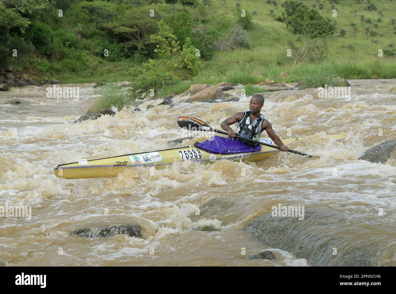 Fit adulto maschio concorrente barca a sterzo a Mission Rapids, giorno 1, Dusi Canoe Marathon 2023, Durban, Sud Africa, avventura sportiva evento, concorso Foto Stock