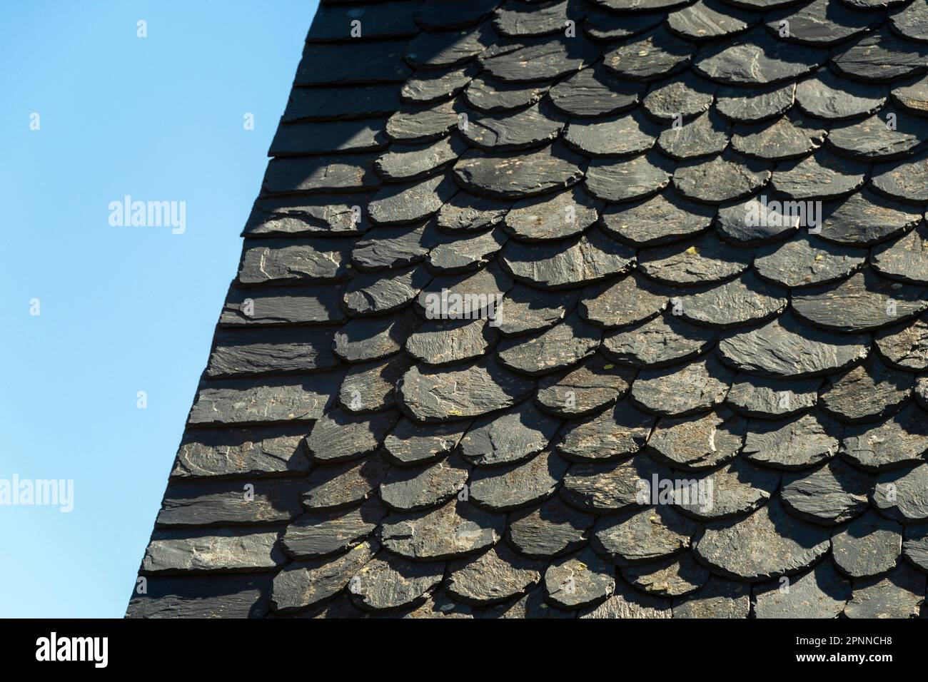 Tetto tradizionale in ardesia (pietra di lauze) in Auvergne, Francia Foto Stock