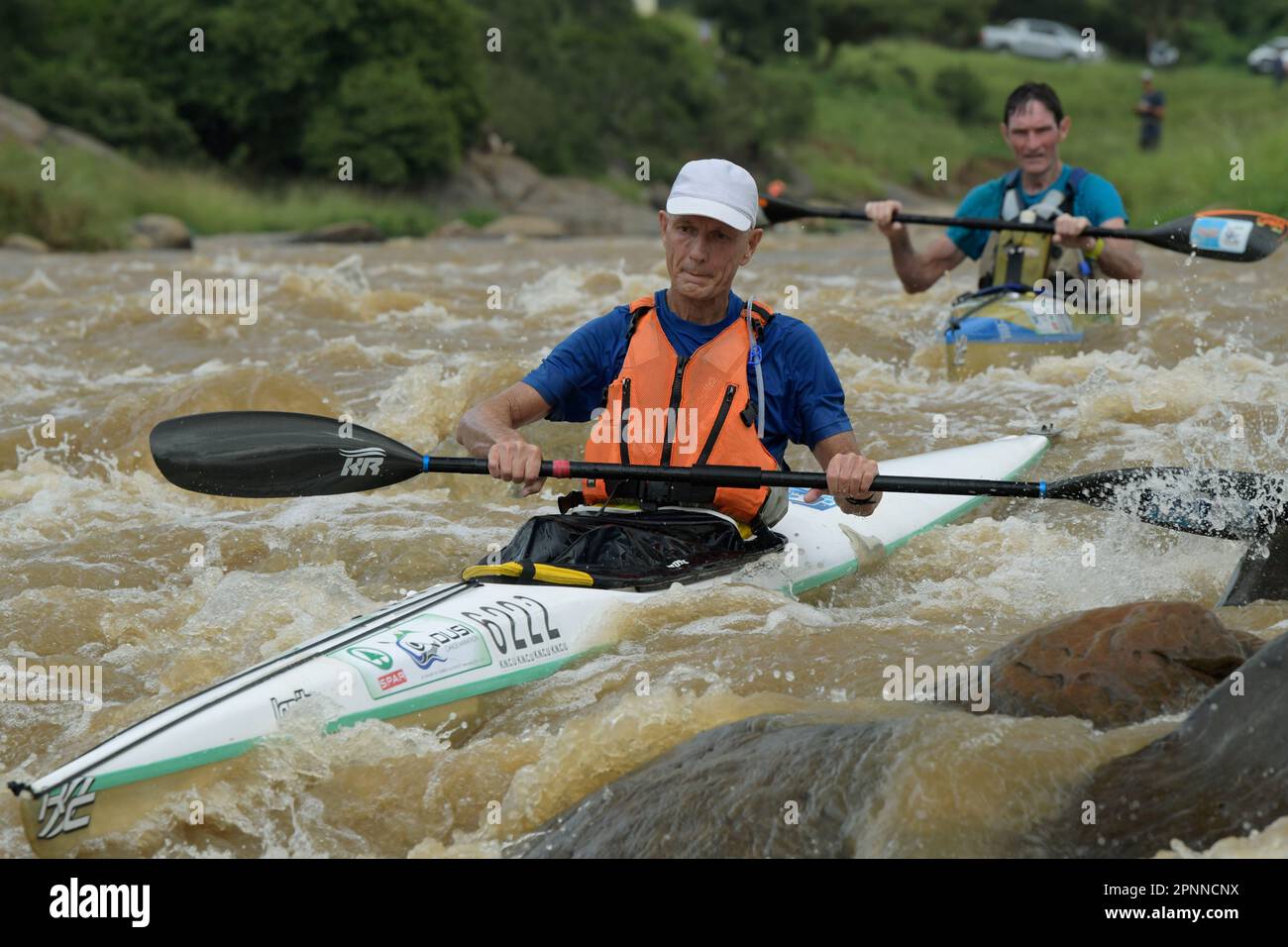Uomini anziani maturi che si remano in barca, Dusi Canoe Marathon 2023, Durban, Sudafrica, adulti maschi esercizio, avventura sfida, attività all'aperto Foto Stock