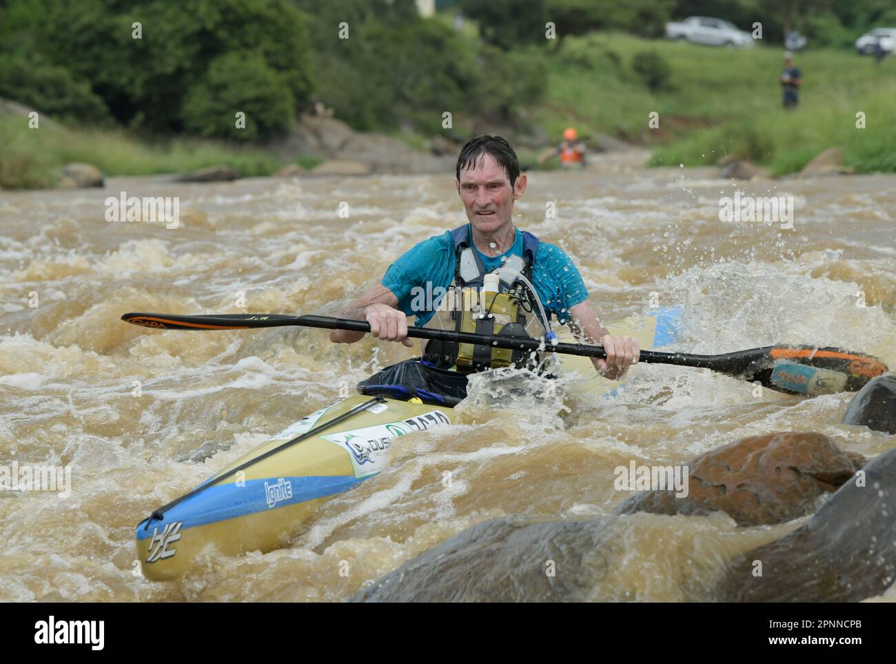 Montare la barca a vela dell'uomo anziano, concorrente senior Dusi Canoe Marathon 2023, Durban, Sudafrica, uomo maturo attivo, sport di avventura, corsa in canoa Foto Stock