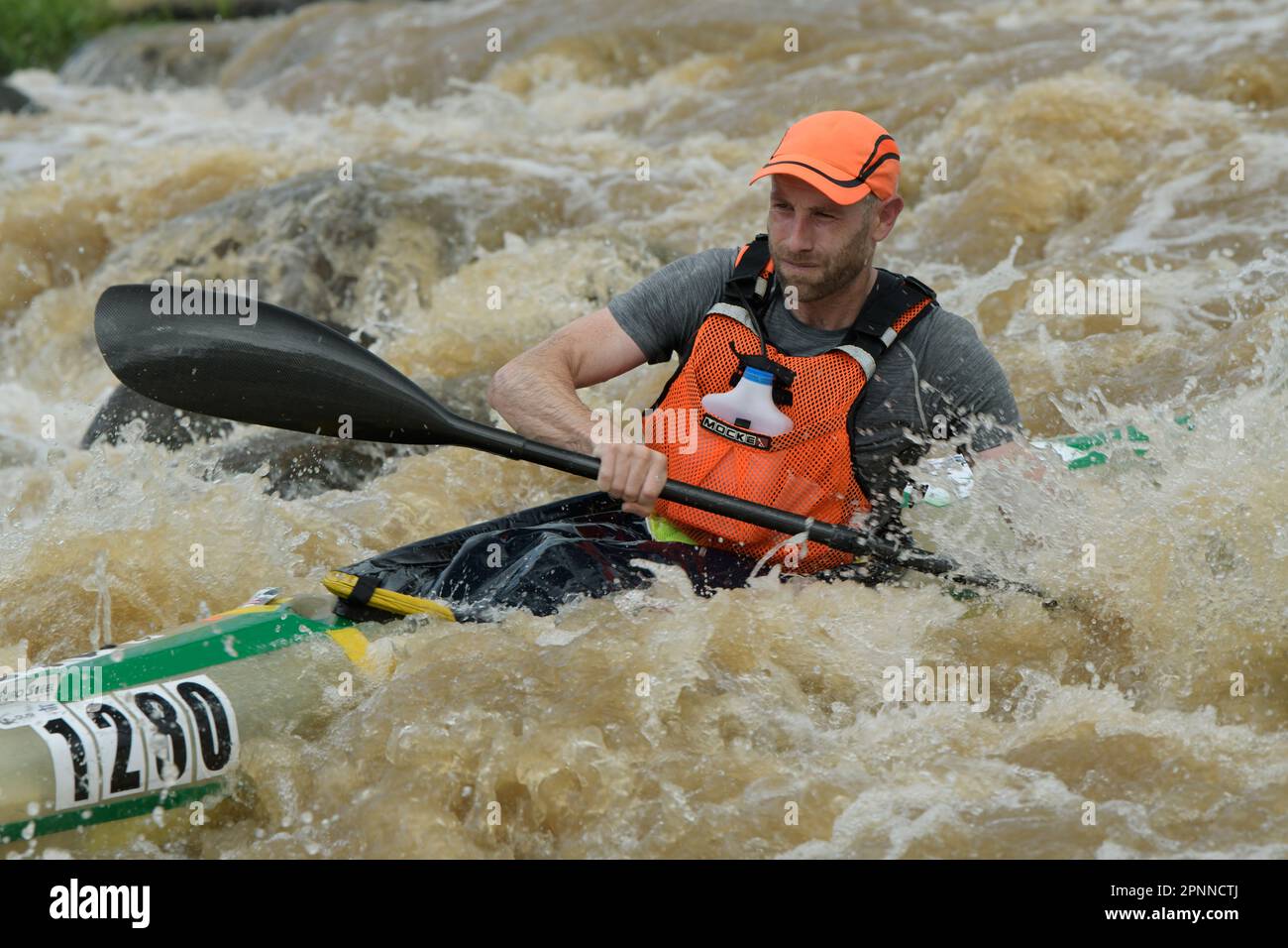 Extreme canoa evento, Dusi Canoe Marathon 2023, adulta paddling barca maschile in rapide, Durban, Sud Africa, avventura all'aperto sfida, movimento Foto Stock