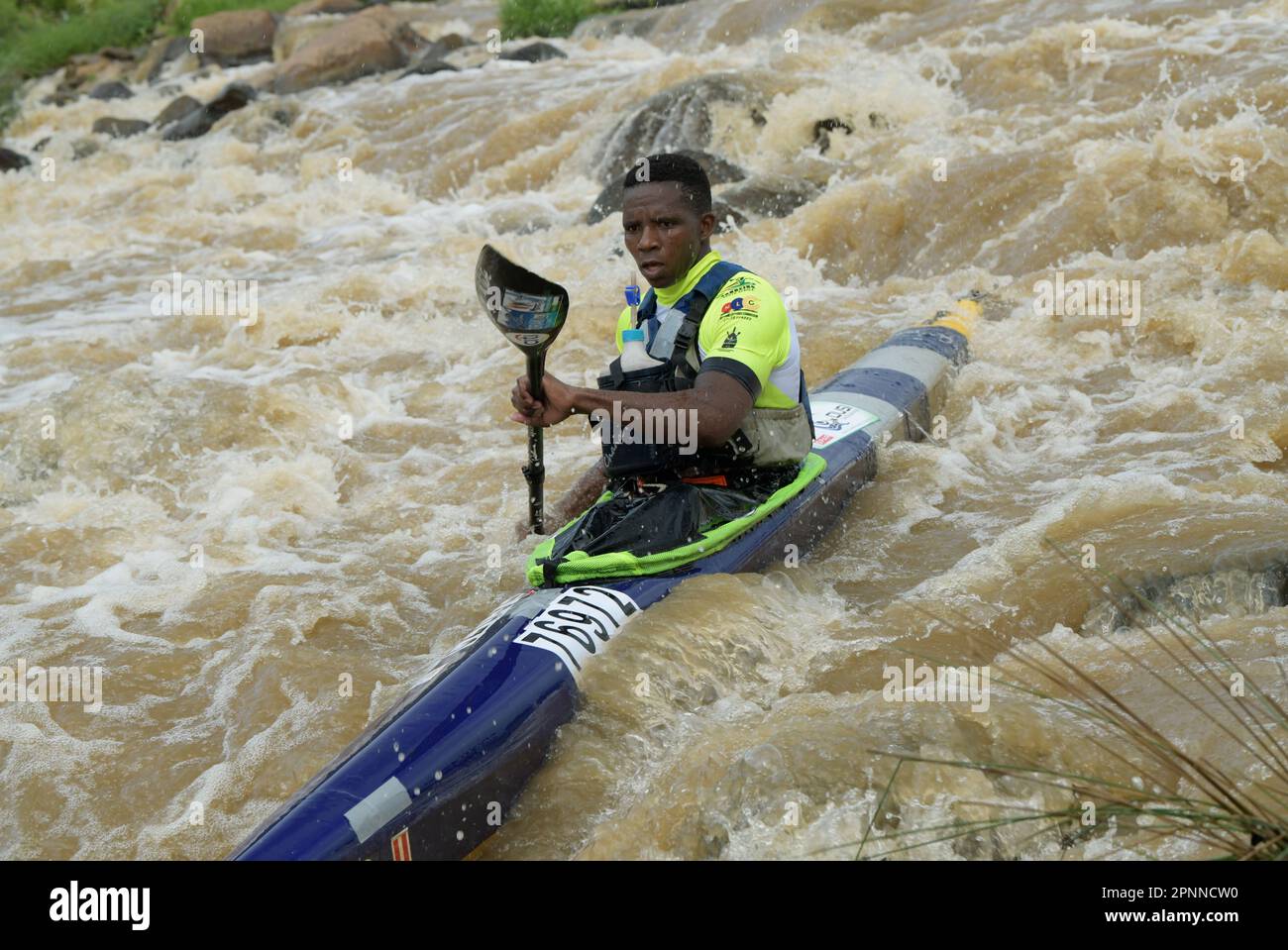 Barca a vela maschile FIT, concorrente Dusi Canoe Marathon 2023, Durban, Sud Africa, evento annuale di sport estremi avventura, attività all'aperto Foto Stock