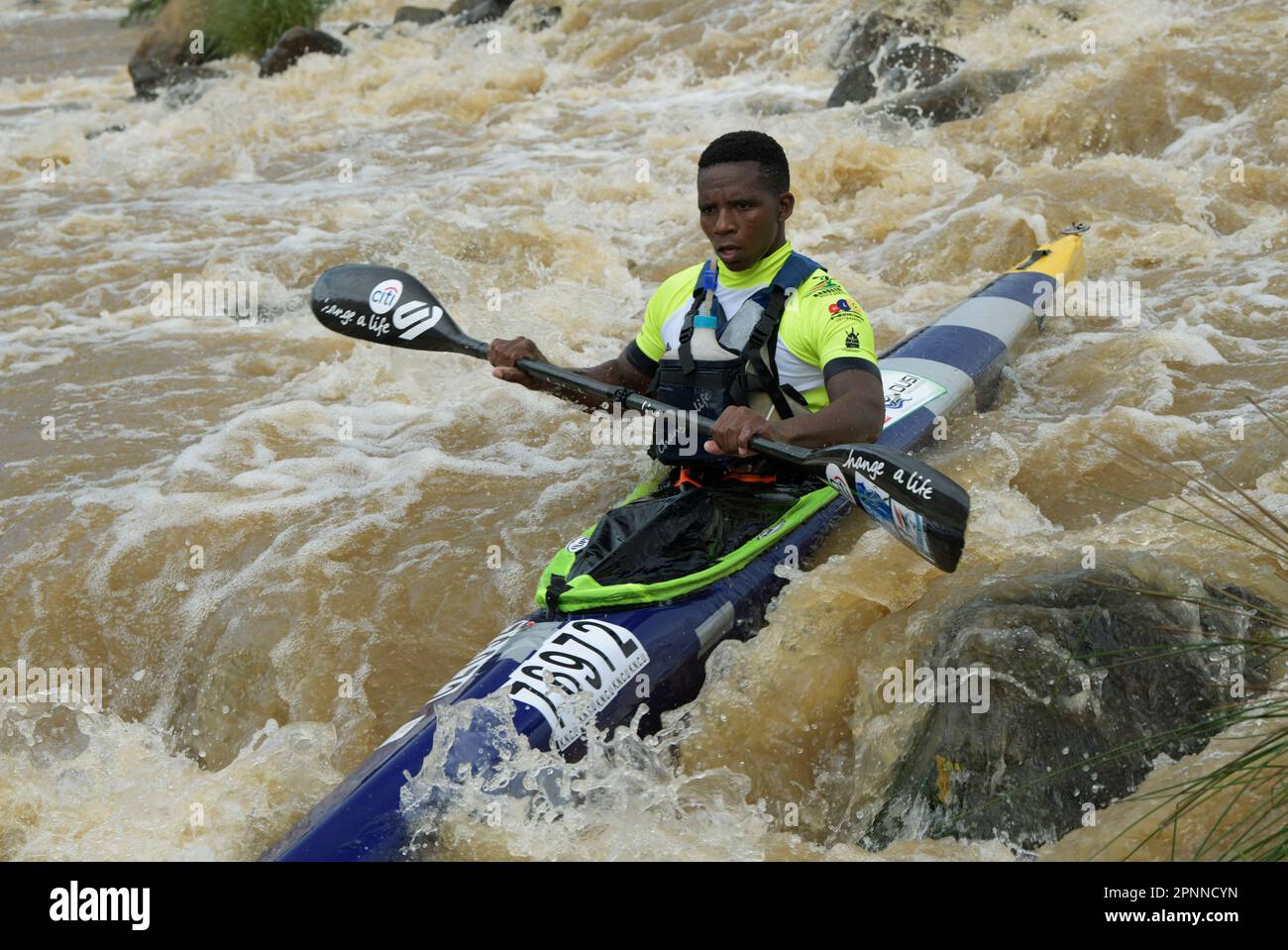 Barca a vela maschile FIT, concorrente Dusi Canoe Marathon 2023, Durban, Sud Africa, evento annuale di sport estremi avventura, attività all'aperto Foto Stock