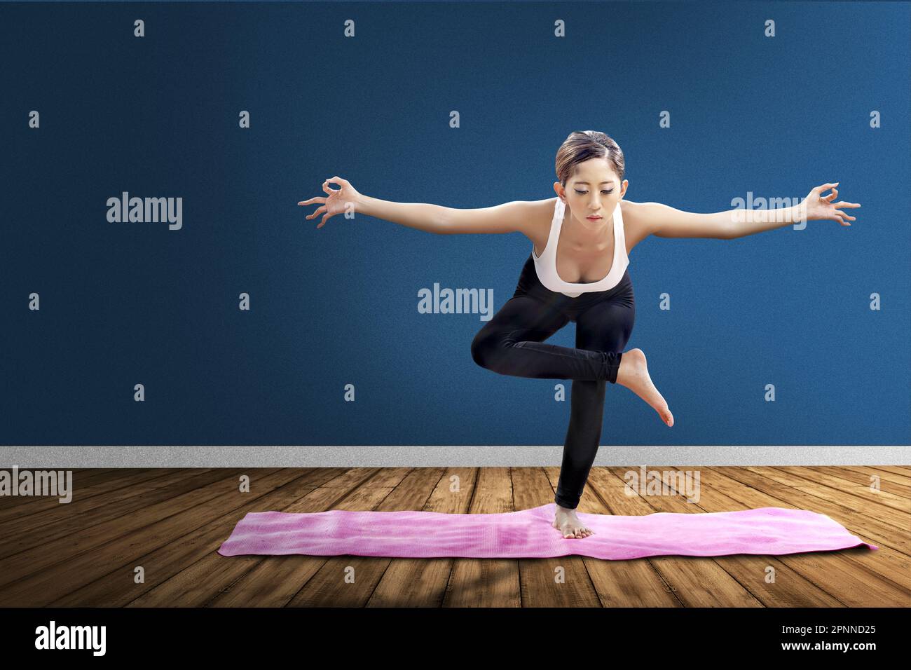 Donna asiatica che fa yoga in yoga su un tappetino yoga. Giornata internazionale di yoga Foto Stock