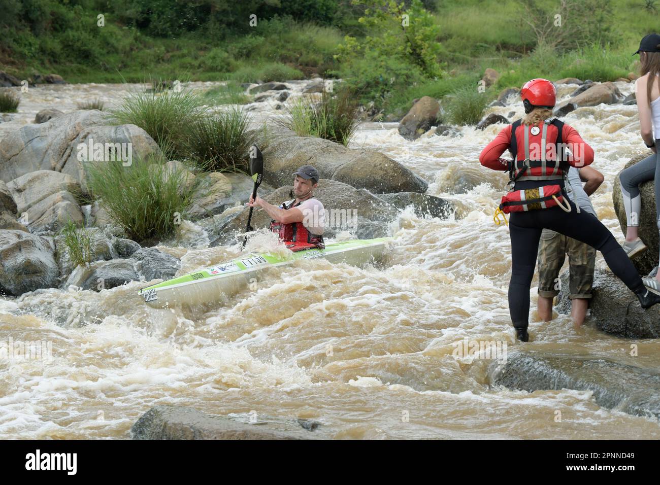 Singolo adulto maschio concorrente, Dusi Canoe Marathon 2023, Mission Rapids, spettatori, azione, concorso a cavallo, Durban, Sudafrica, evento sportivo Foto Stock