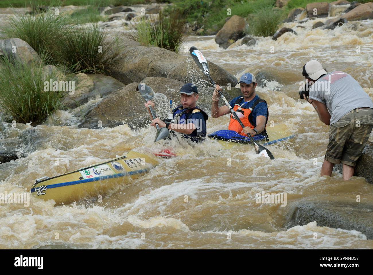 Due adulti che si remano, Dusi Canoe Marathon 2023, Mission Rapids, Durban, Sudafrica, evento sportivo annuale, avventura sfida, barca, atleta in forma Foto Stock