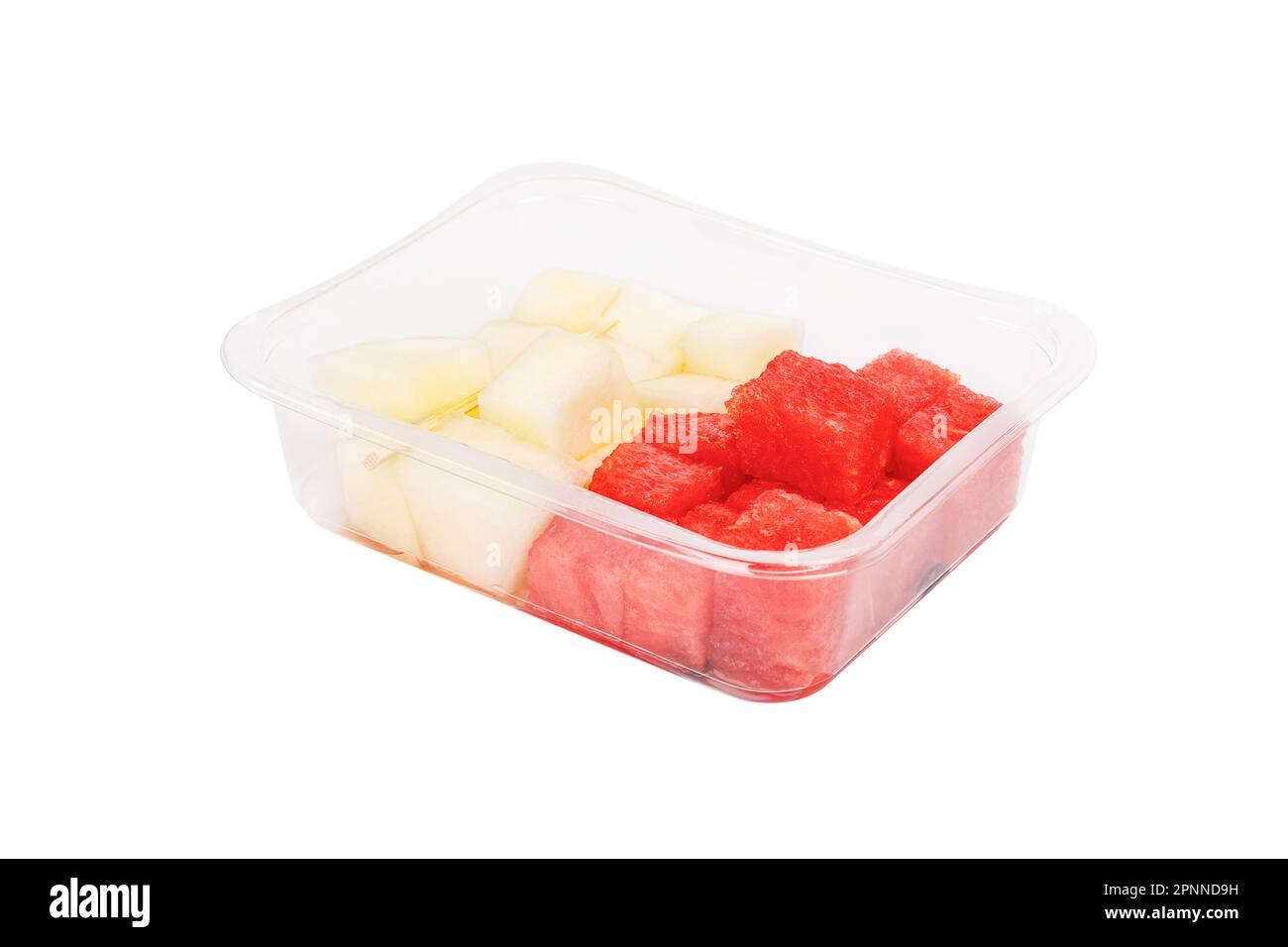 Macedonia di frutta con cocomero e melone in un contenitore di plastica su  fondo bianco. Foto di alta qualità Foto stock - Alamy