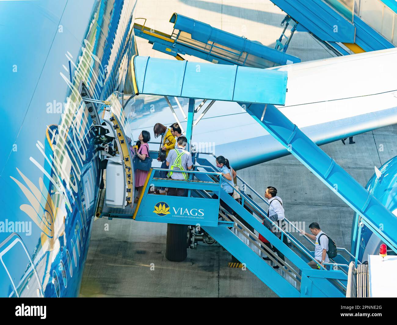 Passeggeri che salpano a bordo di un Vietnam Airlines Airbus A350 presso l'Aeroporto Internazionale noi Bai (NIA), l'aeroporto principale di Hanoi, la capitale del Vietnam. Foto Stock