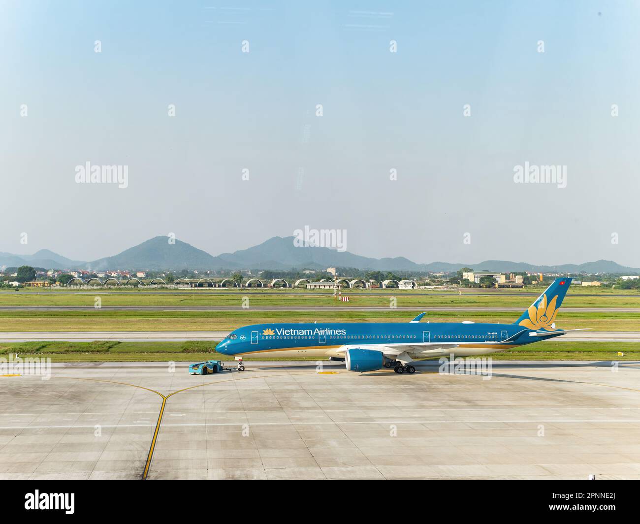 Vietnam Airlines Airbus A350-900 essere spinto indietro durante la partenza a noi Bai International Airport (NIA), il principale aeroporto di Hanoi, la capitale di Foto Stock