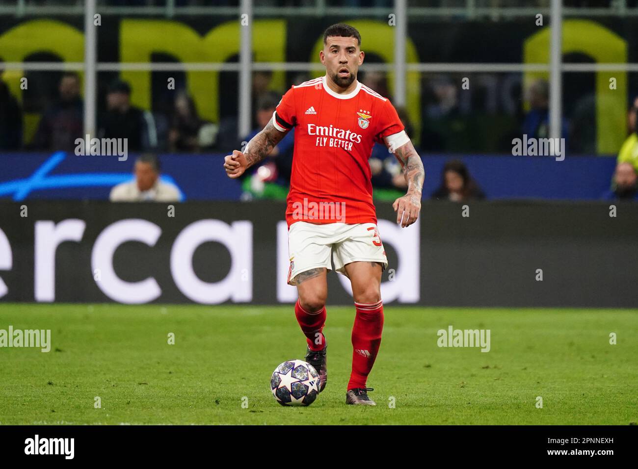 Milano, Italia - 19 aprile 2023 Nicolas Otamendi (SL Benfica) durante la UEFA Champions League, quarti di finale, 2nd tappa di calcio tra FC Internazionale e SL Benfica il 19 aprile 2023 allo stadio Giuseppe Meazza di Milano - Foto Luca Rossini / e-Mage Foto Stock