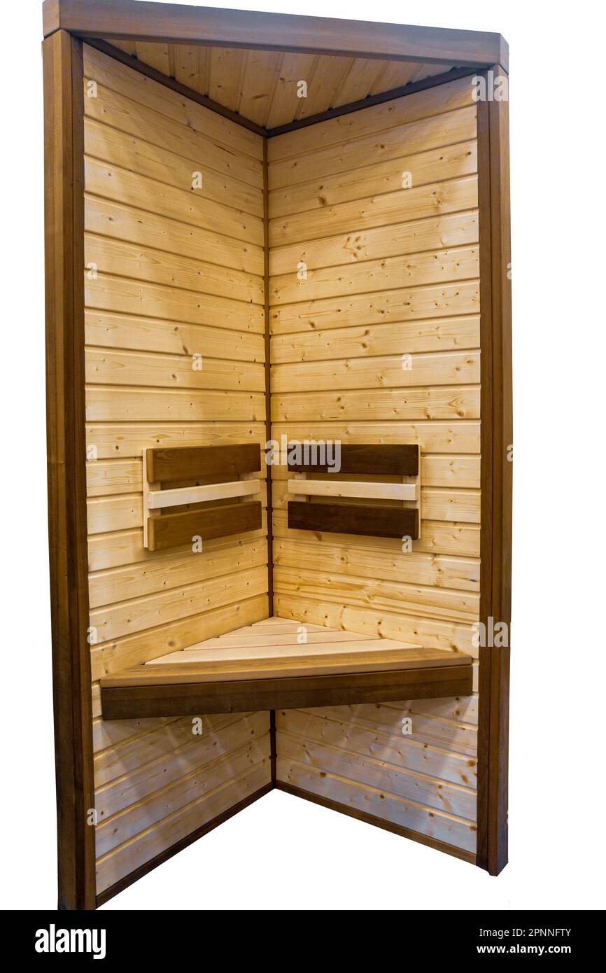 Cabina sauna ad angolo in legno con panca su sfondo bianco. Foto Stock