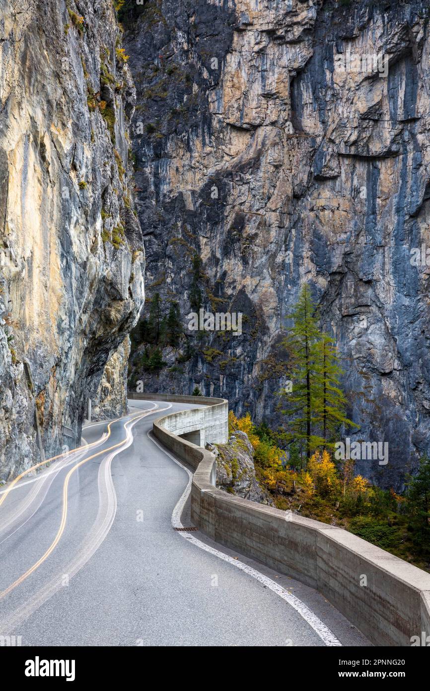 Passo dell'Albula, strada con molte curve, sentiero leggero, Berguen, Grigioni, Svizzera Foto Stock