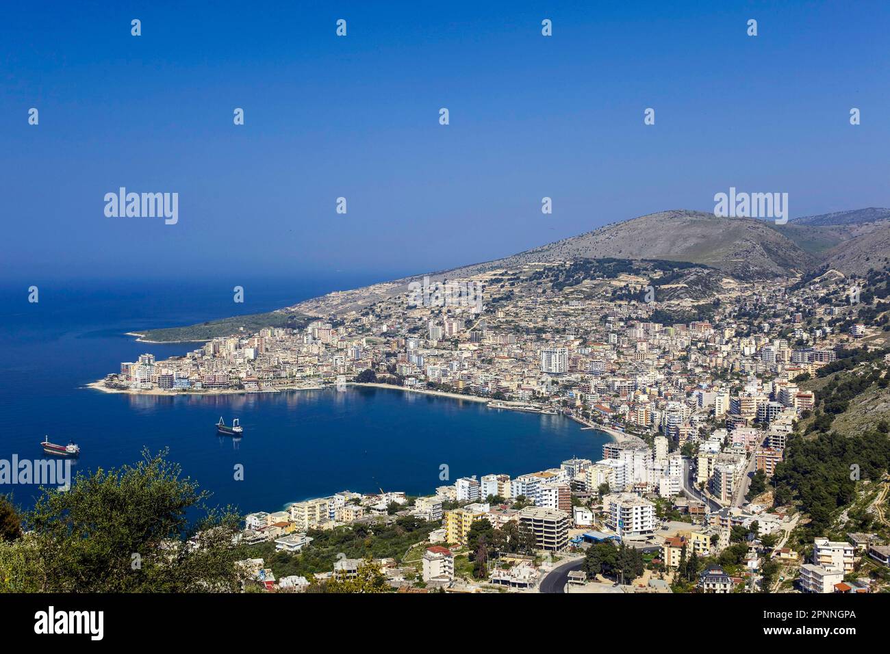 Porto di Saranda, vista sulla città, famosa località balneare sulla costa  del Mar Ionio, Saranda, Quark Vlora, Albania Foto stock - Alamy