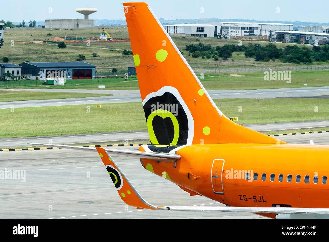 Logo Mango Airlines e coda arancione all'aeroporto di Lanseria, Gauteng, Sudafrica Foto Stock