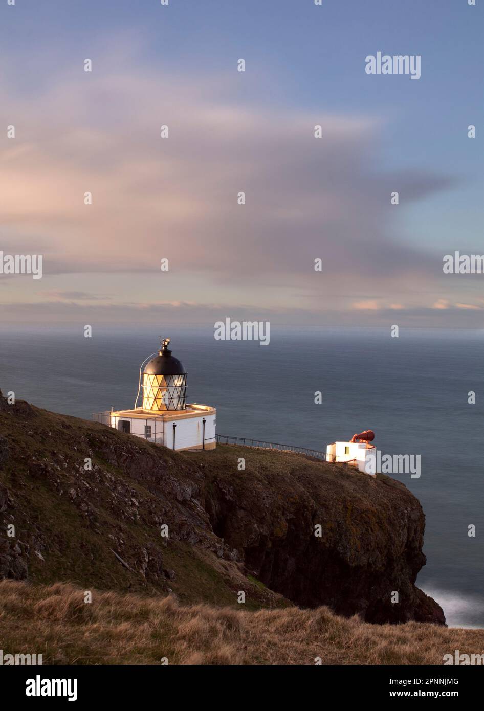 Faro di St Abbs Head al tramonto Foto Stock