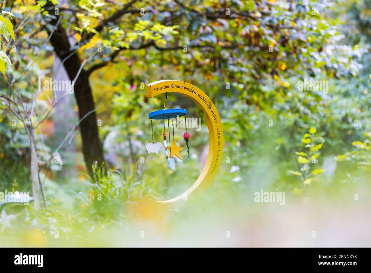 Cimitero in autunno, tomba per bambini al Waldfriedhof Stuttgart, Baden-Wuerttemberg, Germania Foto Stock