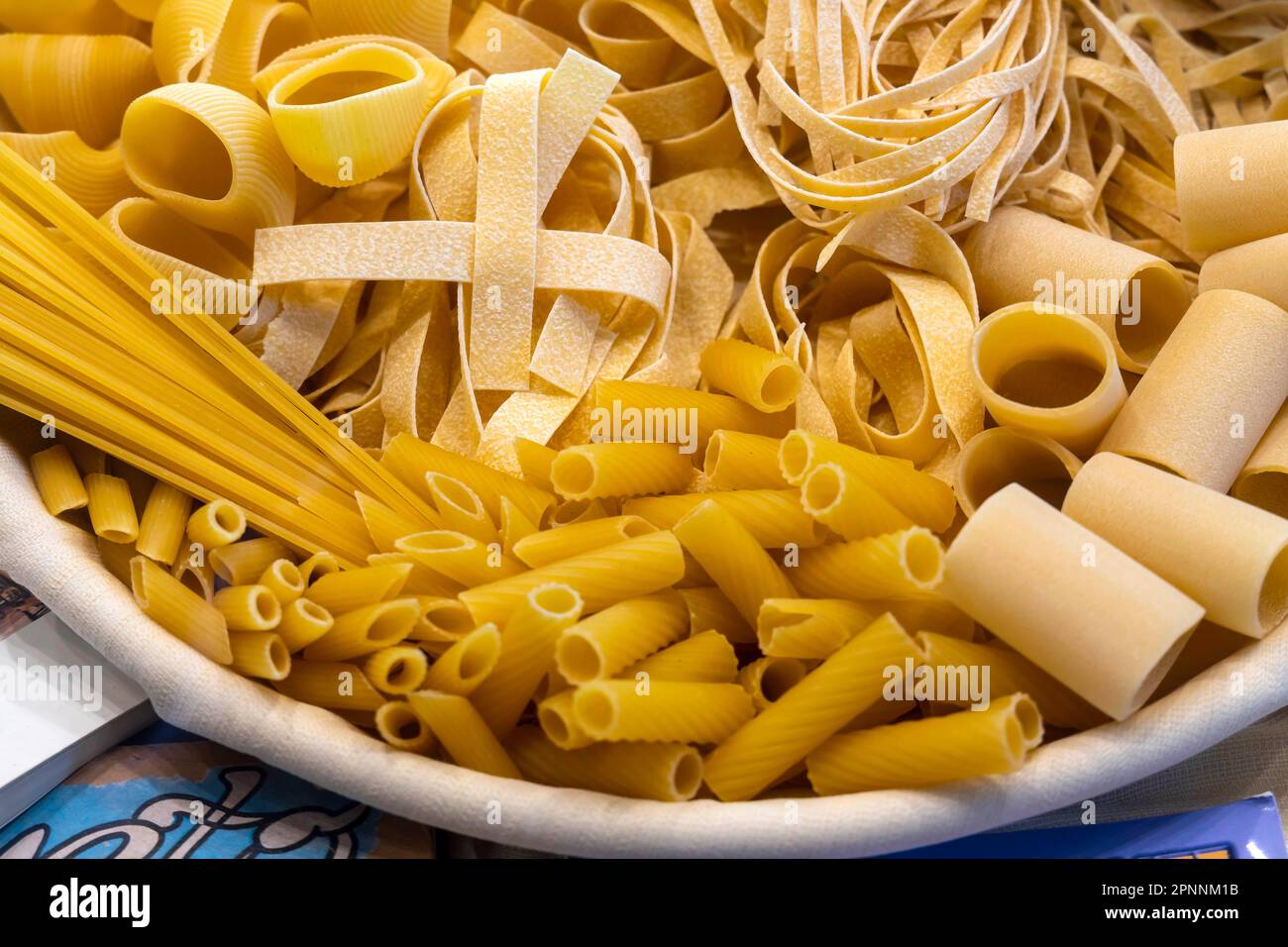 Pasta fatta in casa, ciotola con diversi tipi di pasta, Venezia, Veneto, Italia Foto Stock