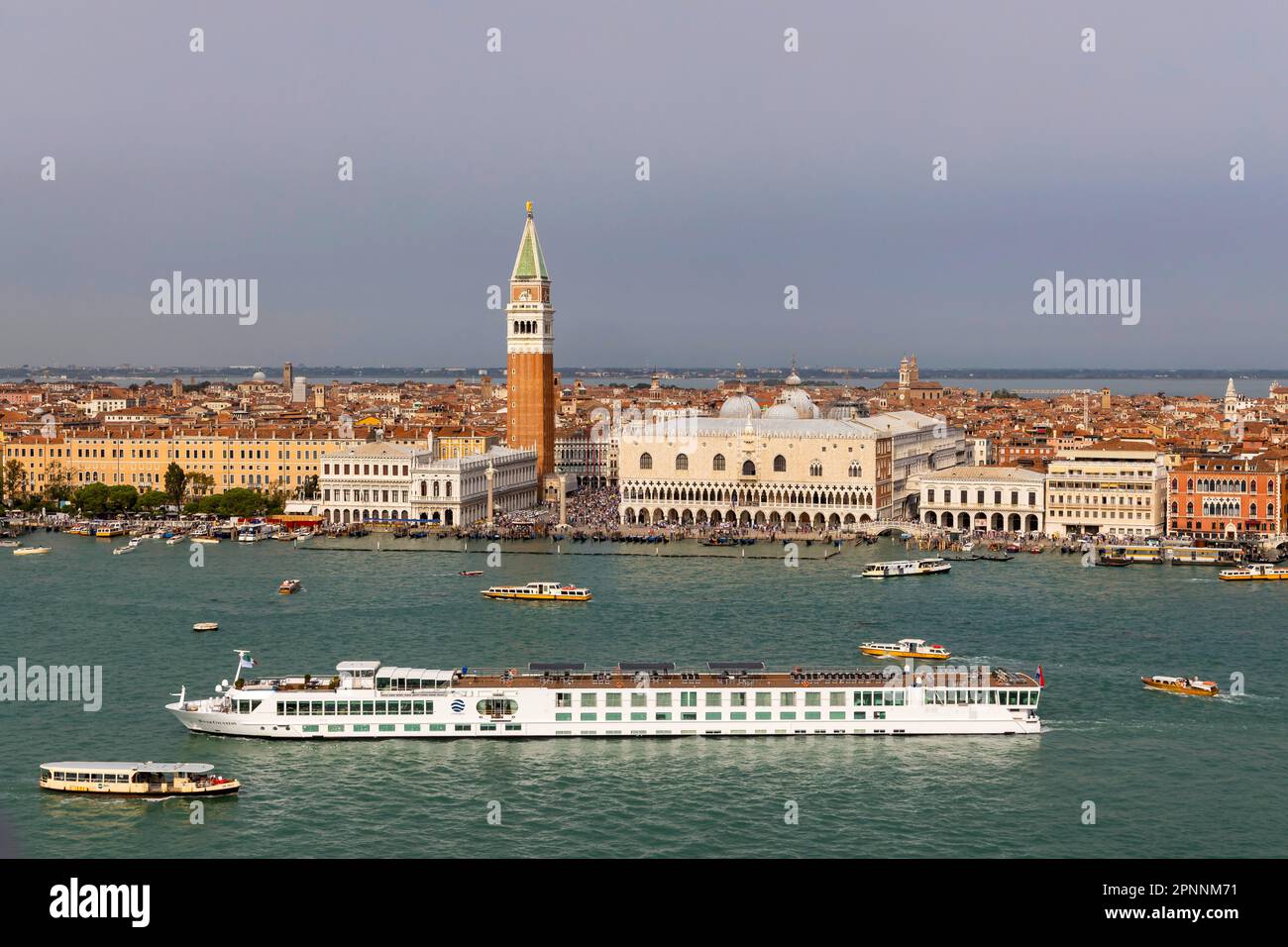 Il Campanile di San Marco e Palazzo Ducale, la nave da crociera fluviale la contessa naviga fino al terminal delle navi da crociera della Stazione Marittima. Nel frattempo, in crociera Foto Stock